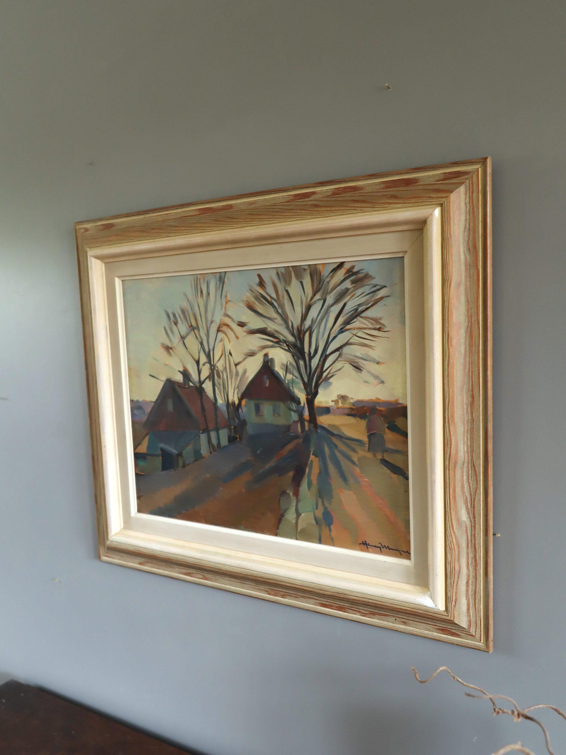 DER STILLE WEG NACH HAUSE
Größe: 48 x 56 cm (einschließlich Rahmen)
Öl auf Karton

Ein beruhigendes Ölgemälde aus der Mitte des Jahrhunderts, das eine ruhige, von Häusern und Bäumen gesäumte Straßenszene einfängt, die in das goldene Licht der
