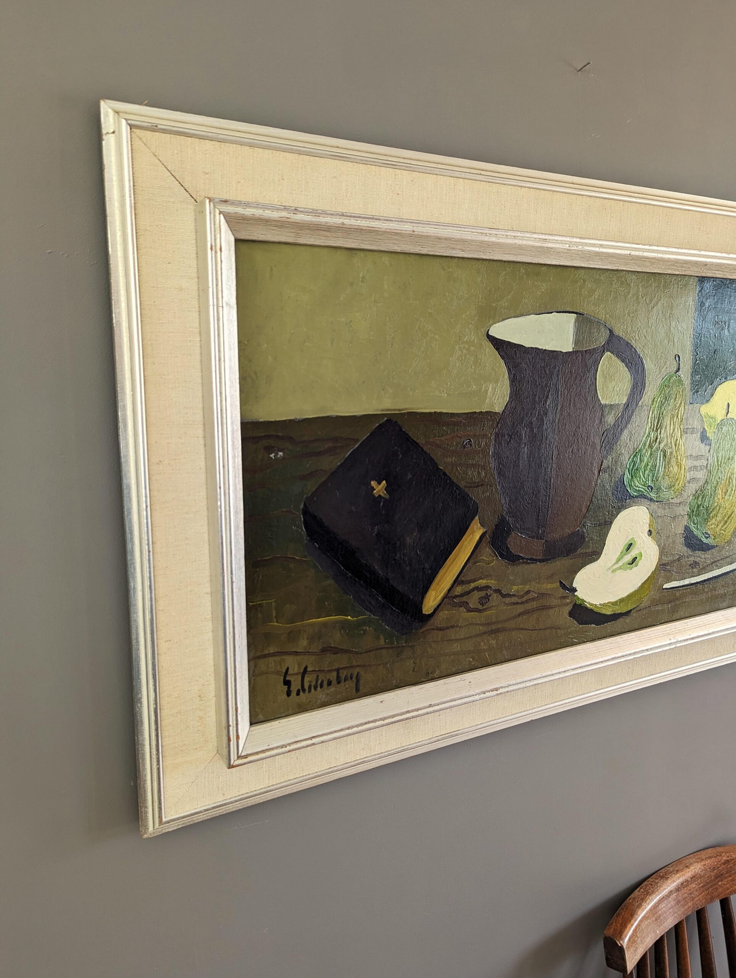 PIPE & PEARS
Größe: 49,5 x 79,5 cm (einschließlich Rahmen)
Öl auf Karton

Ein brillant ausgeführtes und charaktervolles Ölstillleben aus der Mitte des Jahrhunderts, gemalt von dem bekannten schwedischen Künstler Eric Cederberg (1897-1984), dessen