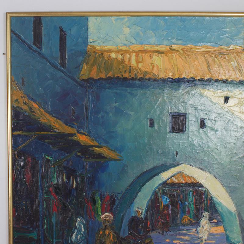 Peinture acrylique sur toile du milieu du siècle représentant une scène de rue du Moyen-Orient, exécutée avec des coups de pinceau impressionnistes. Représentation d'une architecture exotique avec des figures ombragées et des portes colorées. Signé