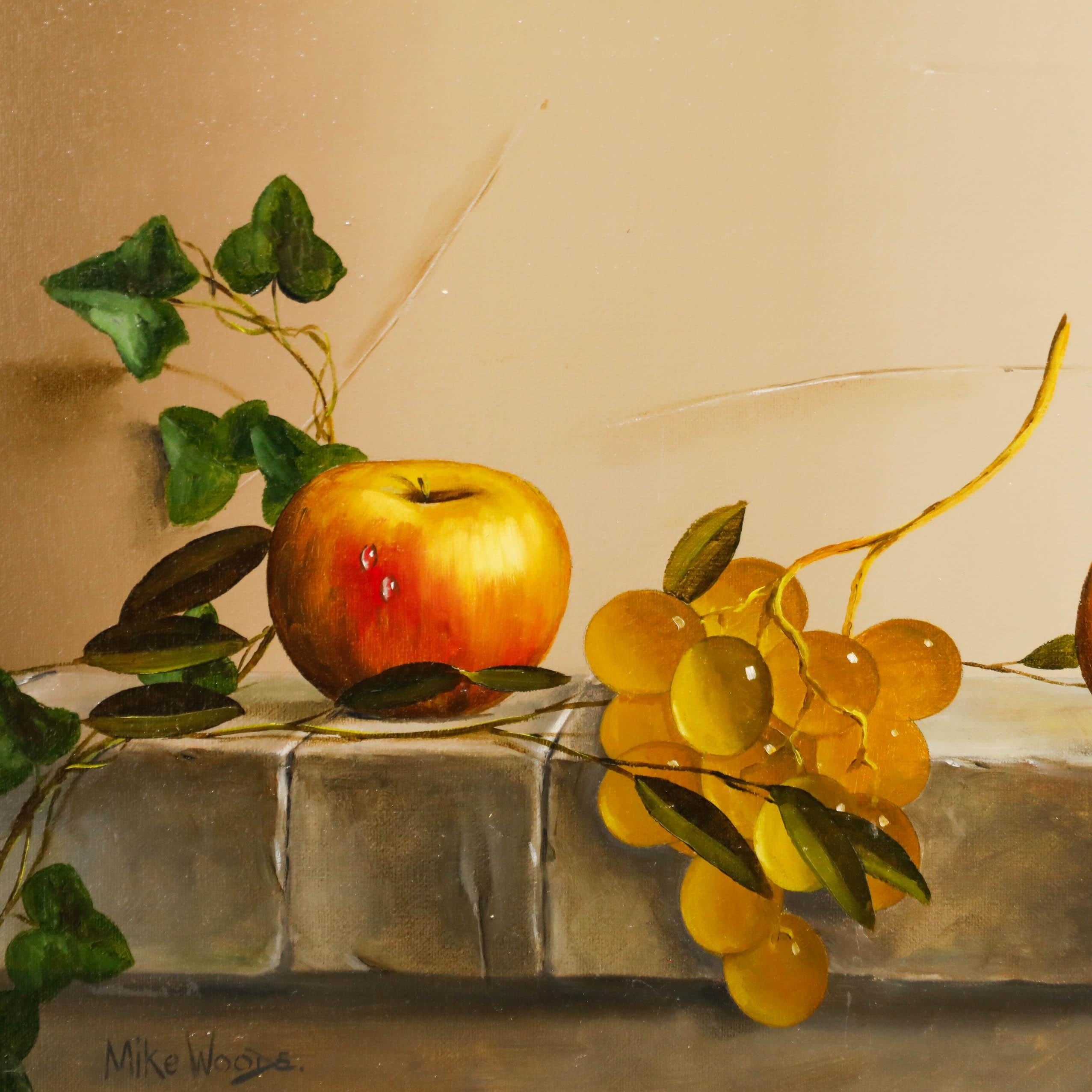 Diese elegante Stilllebenkomposition zeigt ein harmonisches Arrangement aus Obst, Laub und einem Glas Weißwein vor einem neutralen Hintergrund. Der Künstler fängt das subtile Spiel des Lichts auf den verschiedenen Oberflächen meisterhaft ein und
