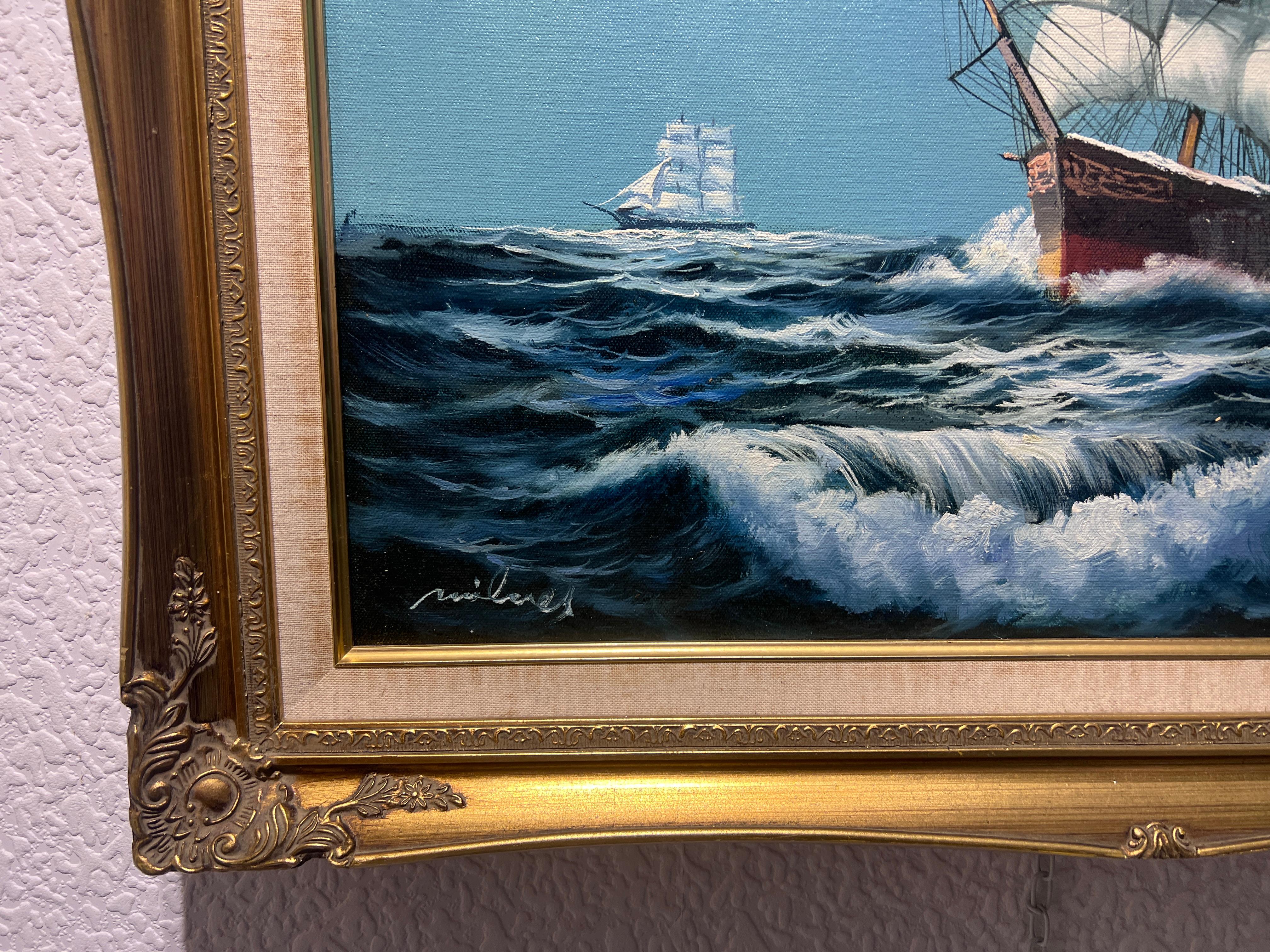 Un affascinante dipinto originale a olio su tela che raffigura una nave a vela nell'oceano in tempesta. 

Firmato in basso a sinistra A.A. Milne.
Dimensioni: Cornice 29,5