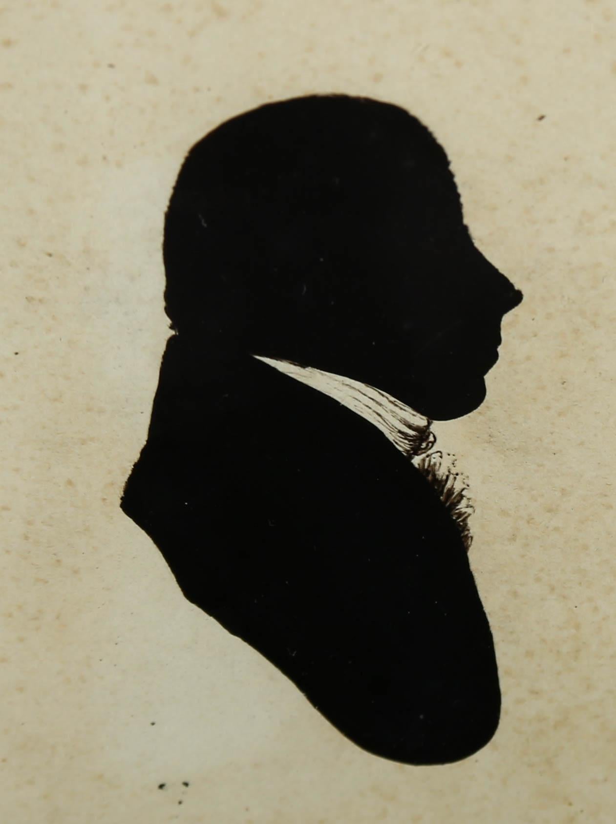 Une charmante silhouette miniature d'un gentleman géorgien, avec une grande collerette et une veste à col haut. Ce profil latéral a été peint à l'huile au dos du verre, avec un support posé. Présenté dans un beau cadre doré à l'ancienne, bien
