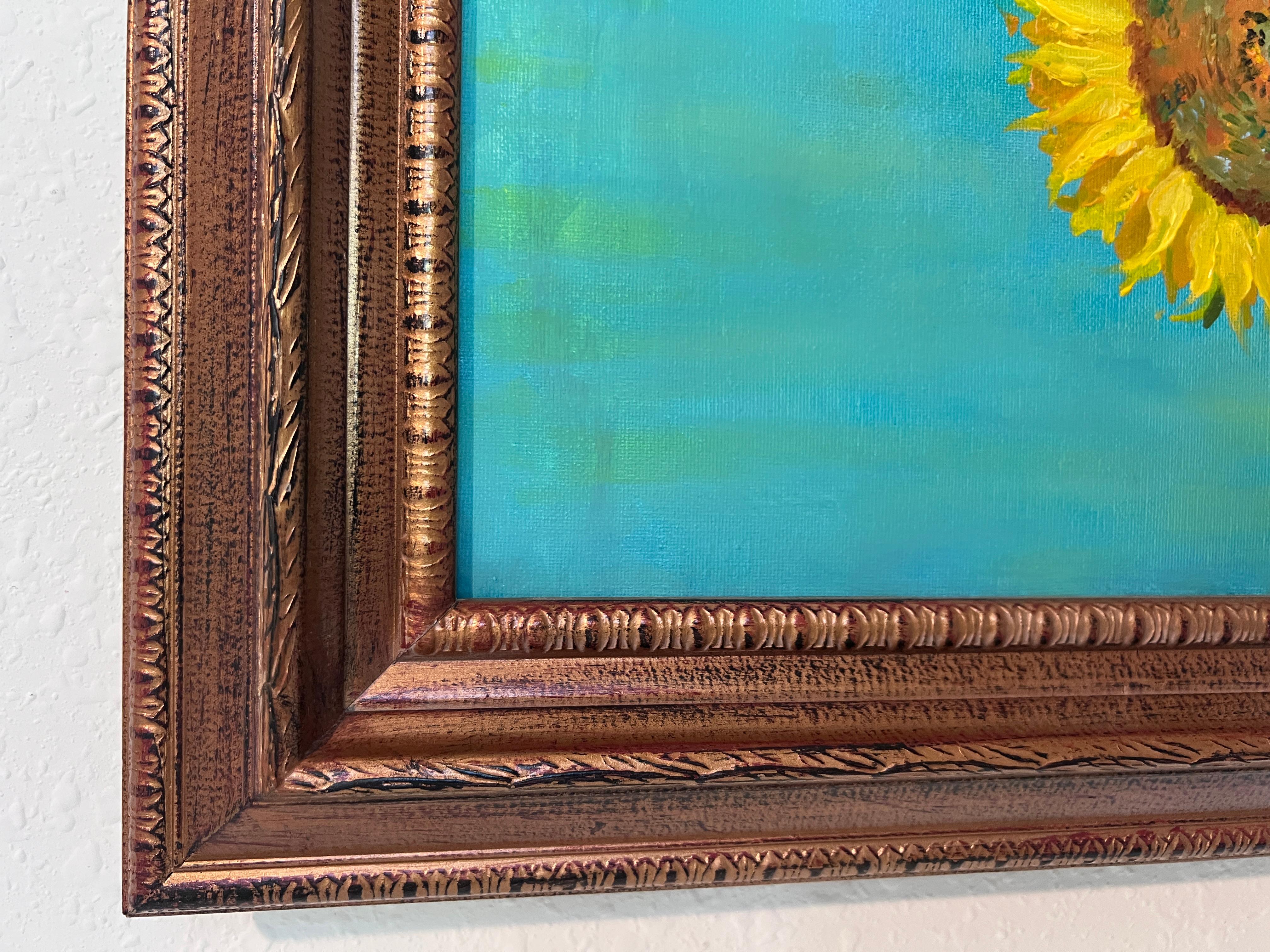 Dieses lebendige, moderne Stillleben zeigt einen leuchtenden Strauß Sonnenblumen in einer grünen Vase vor einem türkisblauen Hintergrund und einer orangefarbenen, reich strukturierten Tischoberfläche. Mit ausdrucksstarken Pinselstrichen, dynamischen