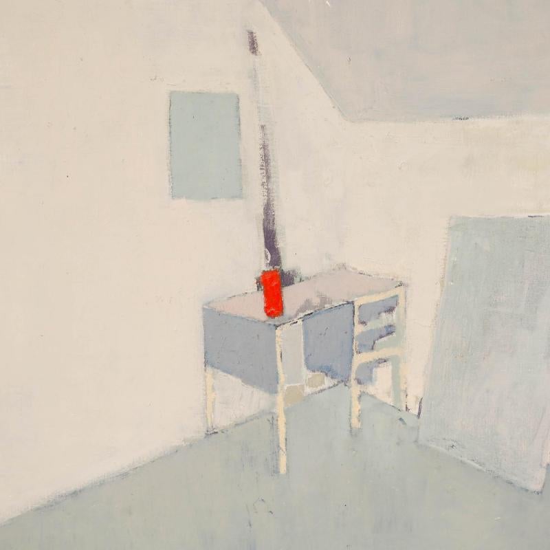 Cette œuvre moderniste frappante représente un studio peu meublé, rendu dans un lavis de bleus doux. L'artiste a utilisé des accents de couleurs vibrantes pour articuler le sentiment d'ouverture et de profondeur. Non signée. Sur toile. Taille de