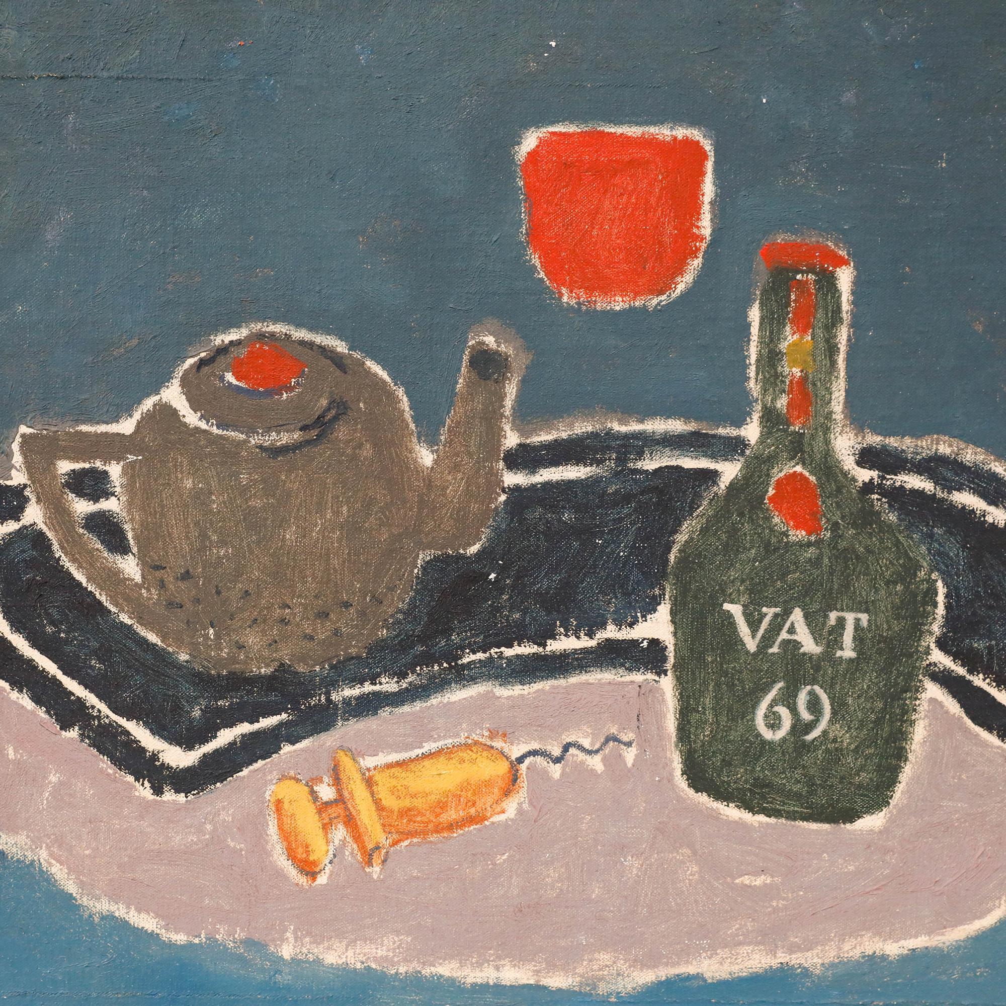 Eine auffällige Stilllebenkomposition mit einer Teekanne, einer Whiskyflasche 