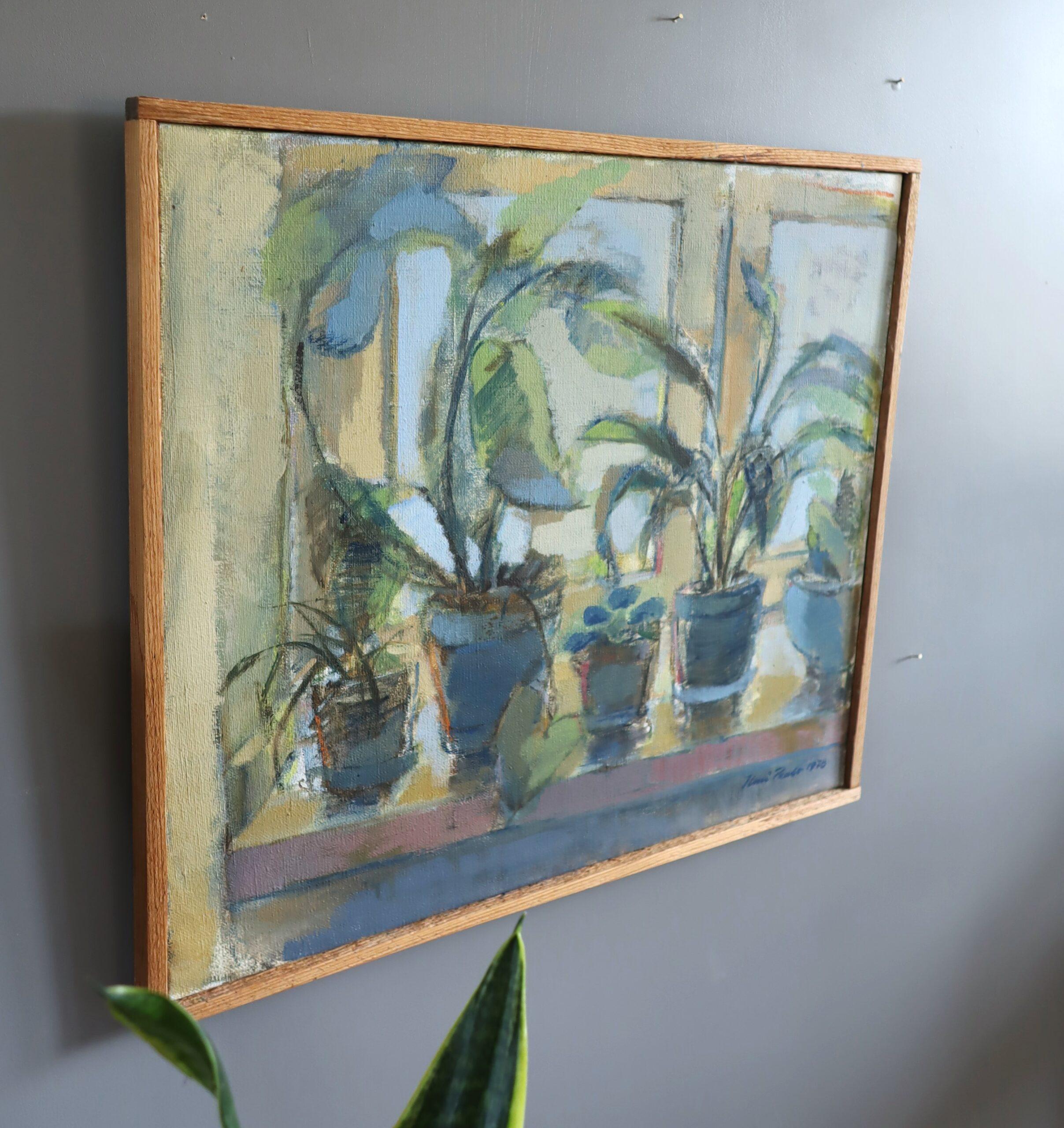REBORD DE FENÊTRE ENSOLEILLÉ
Dimensions : 51,5 x 58 cm (cadre compris)
Huile sur toile

Cette charmante nature morte, exécutée à l'huile sur toile et datée de 1978, présente un arrangement serein de plantes en pot qui se prélassent à la lumière du