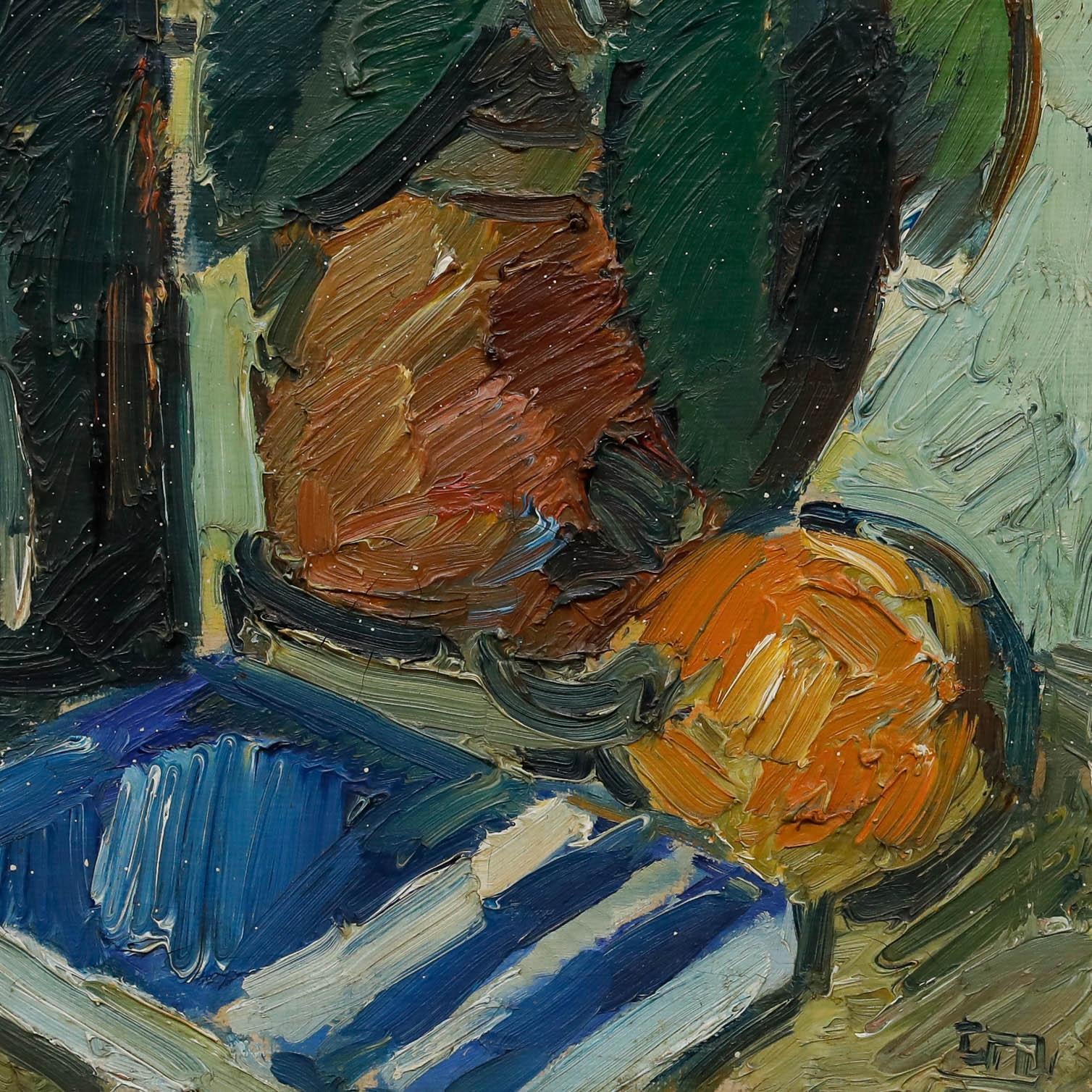 Cette nature morte présente un hévéa en pot, une bouteille, un livre et une orange disposés sur une table. L'artiste utilise une technique d'empâtement richement texturée. L'œuvre porte le monogramme 
