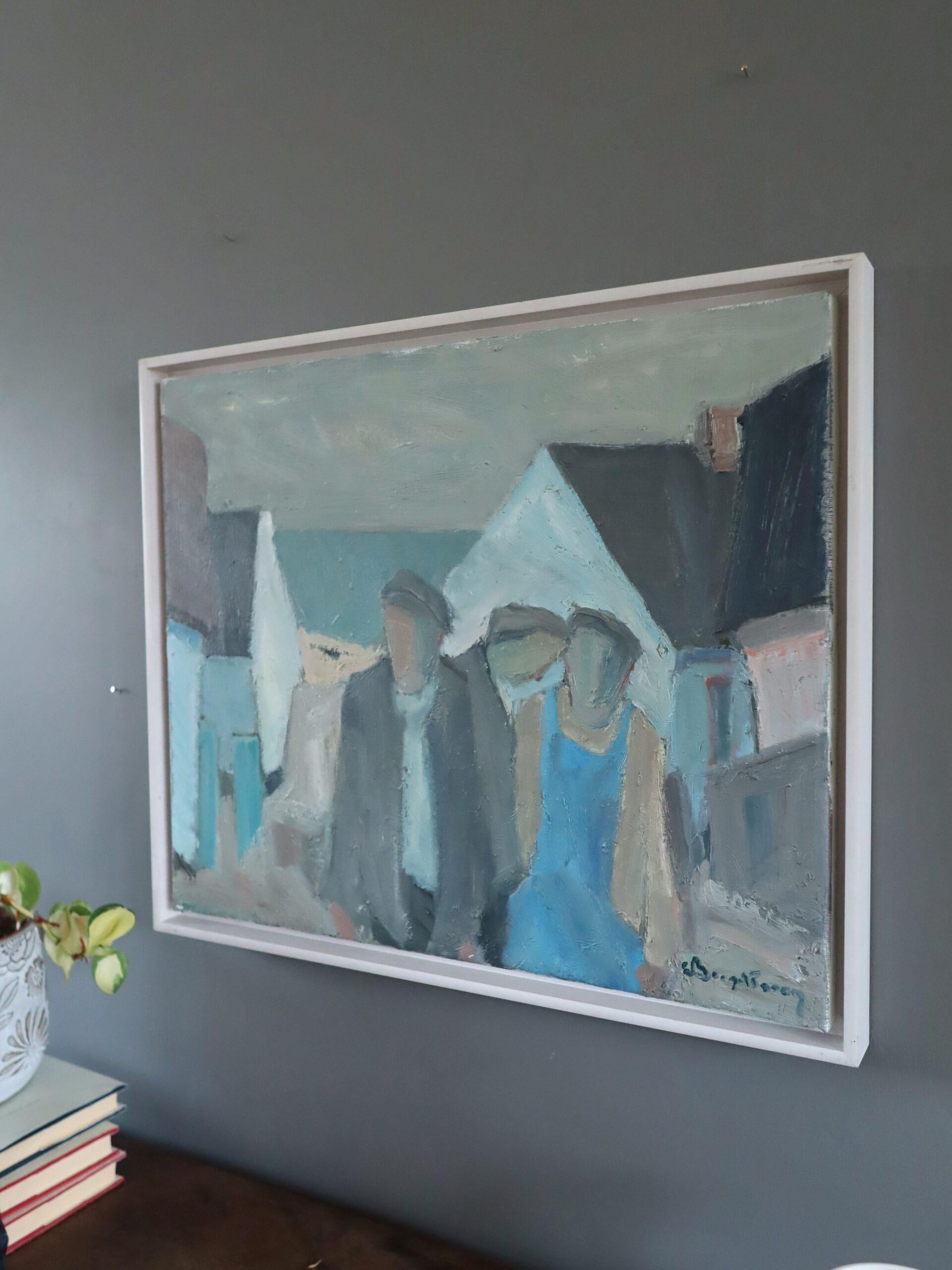 FIGUREN AN DER KÜSTE
Größe: 41,5 x 49,5 cm (einschließlich Rahmen)
Öl auf Leinwand

Das figurative Gemälde aus der Mitte des Jahrhunderts zeigt eine Gruppe von Figuren, die Seite an Seite durch ein ruhiges Küstendorf spazieren, ausgeführt in Öl auf