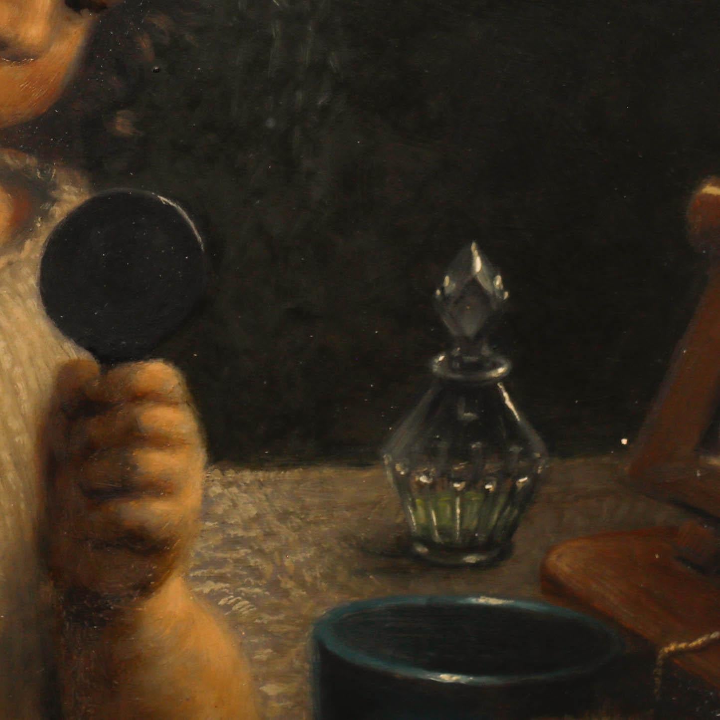Ce portrait intime capture un jeune enfant assis à une table, absorbé par l'examen d'un petit miroir à main tout en tenant une houppette. L'éclairage chaud et doux et la palette de couleurs sourdes créent une atmosphère chaleureuse, tandis que