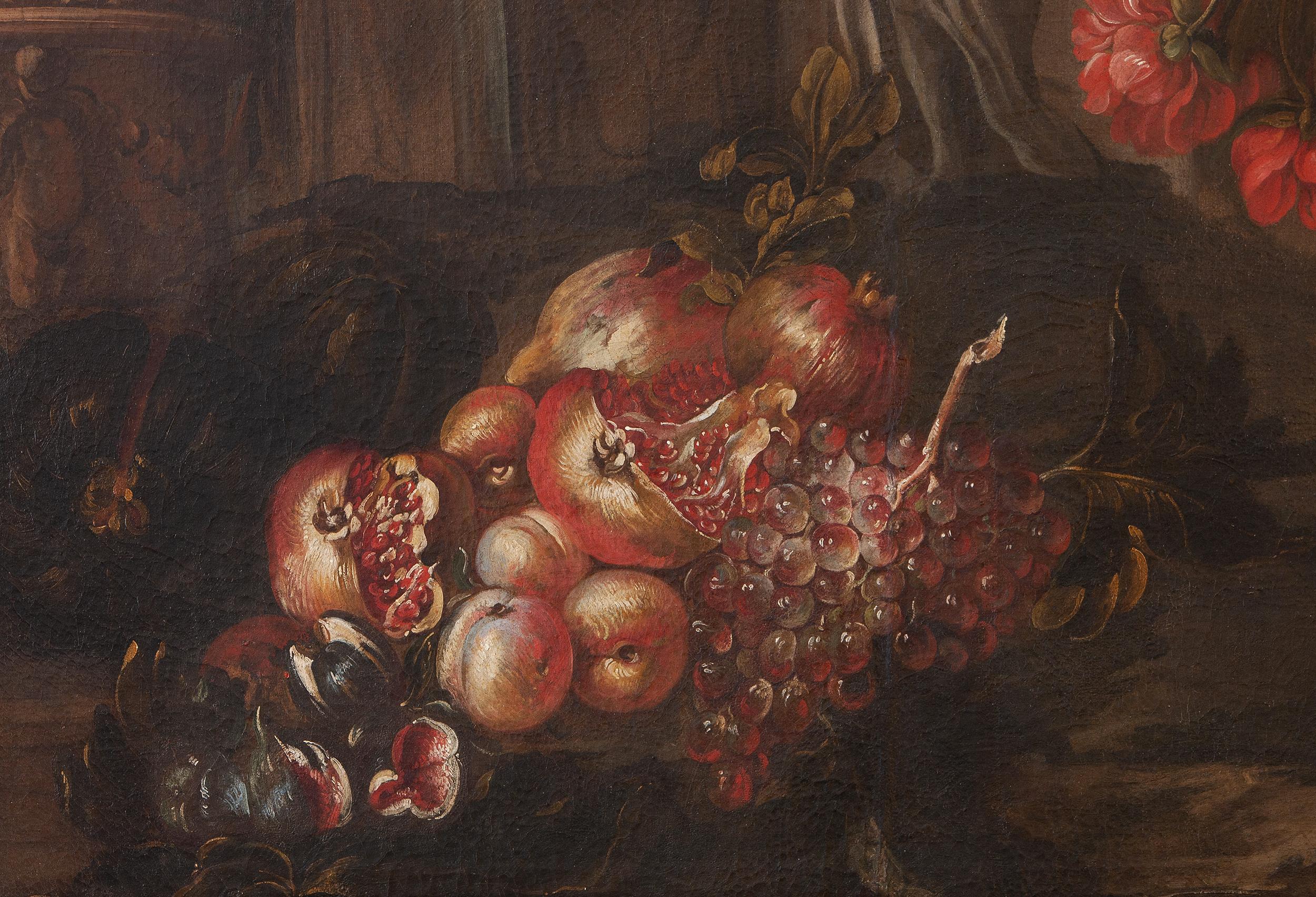 NORDISCHER KÜNSTLER, DER IM LETZTEN VIERTEL DES XVII JAHRHUNDERTS IN ROM TÄTIG WAR 
Stilleben mit Blumenvase, Obst und Bauruinen 

Das Gemälde ist Teil eines Paares: Der Zwilling ist ebenfalls in der Galerie zu sehen, kann aber auch einzeln erworben