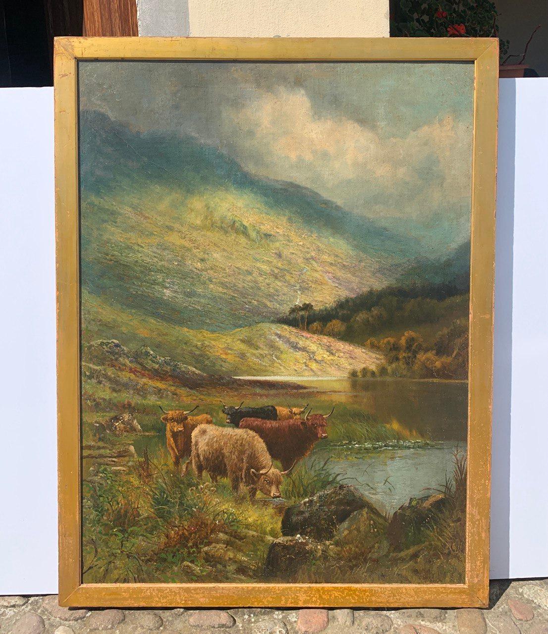 English painter (late 19th century) - Landscape with Highland herd at the lake.

102 x 77 cm without frame, 108 x 82 cm with frame.

Antique oil painting on canvas, in a gilded wooden frame (not signed).

Condition report: Lined canvas. Good state