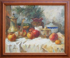 Bodegón interior naturalista de jarras, frutas y follaje