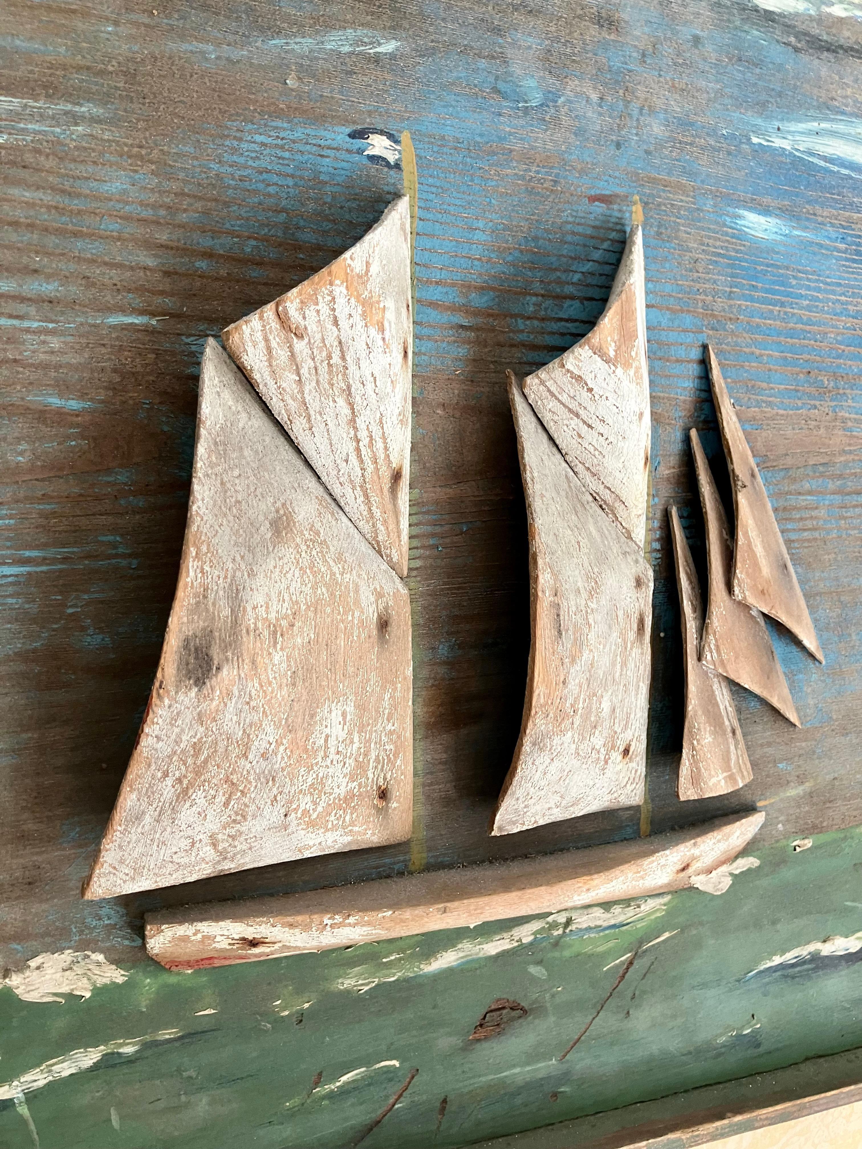 Pittura nautica su legno di deriva. Diorama nautico abilmente realizzato di  veliero a tre alberi composto da pezzi di legno scolpito e modellato come una barca a vela con un cielo azzurro e nuvoloso che solca un mare verde e increspato.  Perfetto