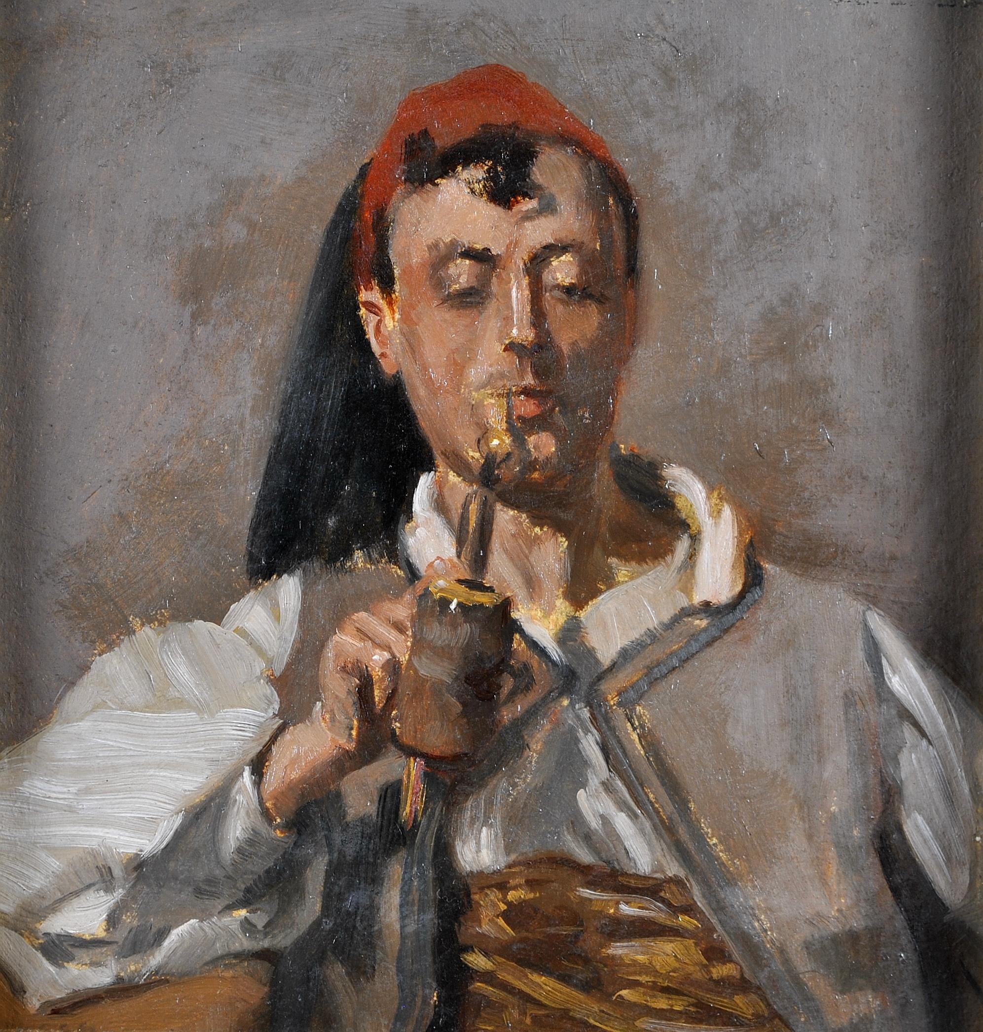 Dieses Ölgemälde aus dem späten 19. oder frühen 20. Jahrhundert stellt einen nordafrikanischen Mann dar, der eine große Pfeife raucht. Ein sehr gut ausgeführtes Werk in kleinem Maßstab, das in seinem ursprünglichen vergoldeten Holzrahmen präsentiert