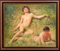 Des garçons nus au gazon d'été  