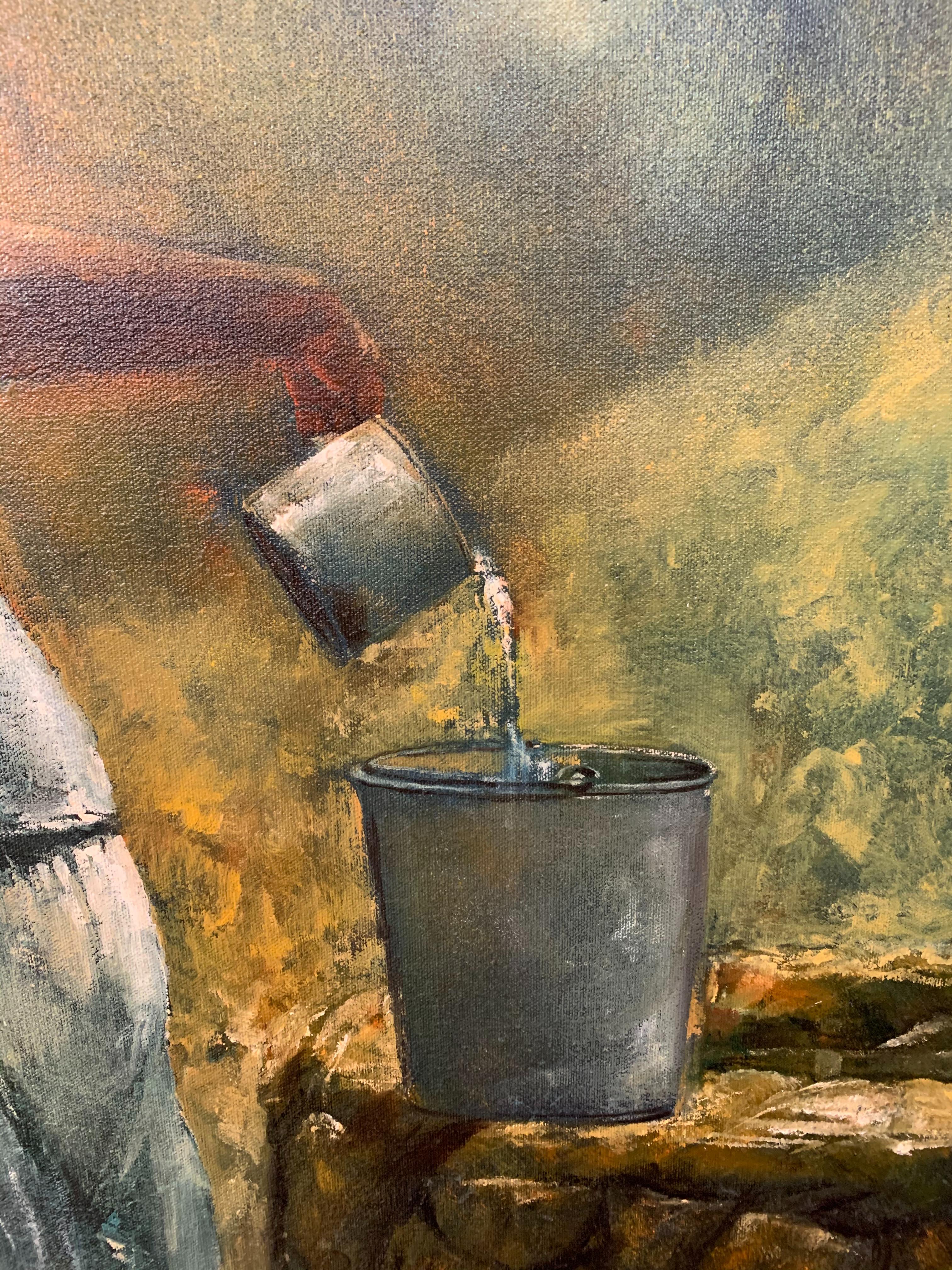 Uno splendido dipinto figurativo di grandi dimensioni che ritrae una donna contadina che si rifornisce d'acqua presso un pozzo. Il dipinto presenta colori terrosi in un tono verde scuro che contrasta con il vestito bianco della donna. Il dipinto è