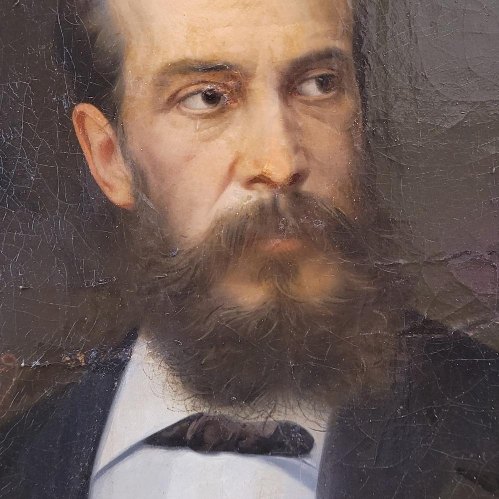 Très raffiné et délicat  huile sur panneau représentant un portrait masculin signé. L'homme est représenté de trois-quarts, avec une expression sereine. Il apparaît élégamment vêtu, portant la tenue de l'époque : une veste noire sur une chemise