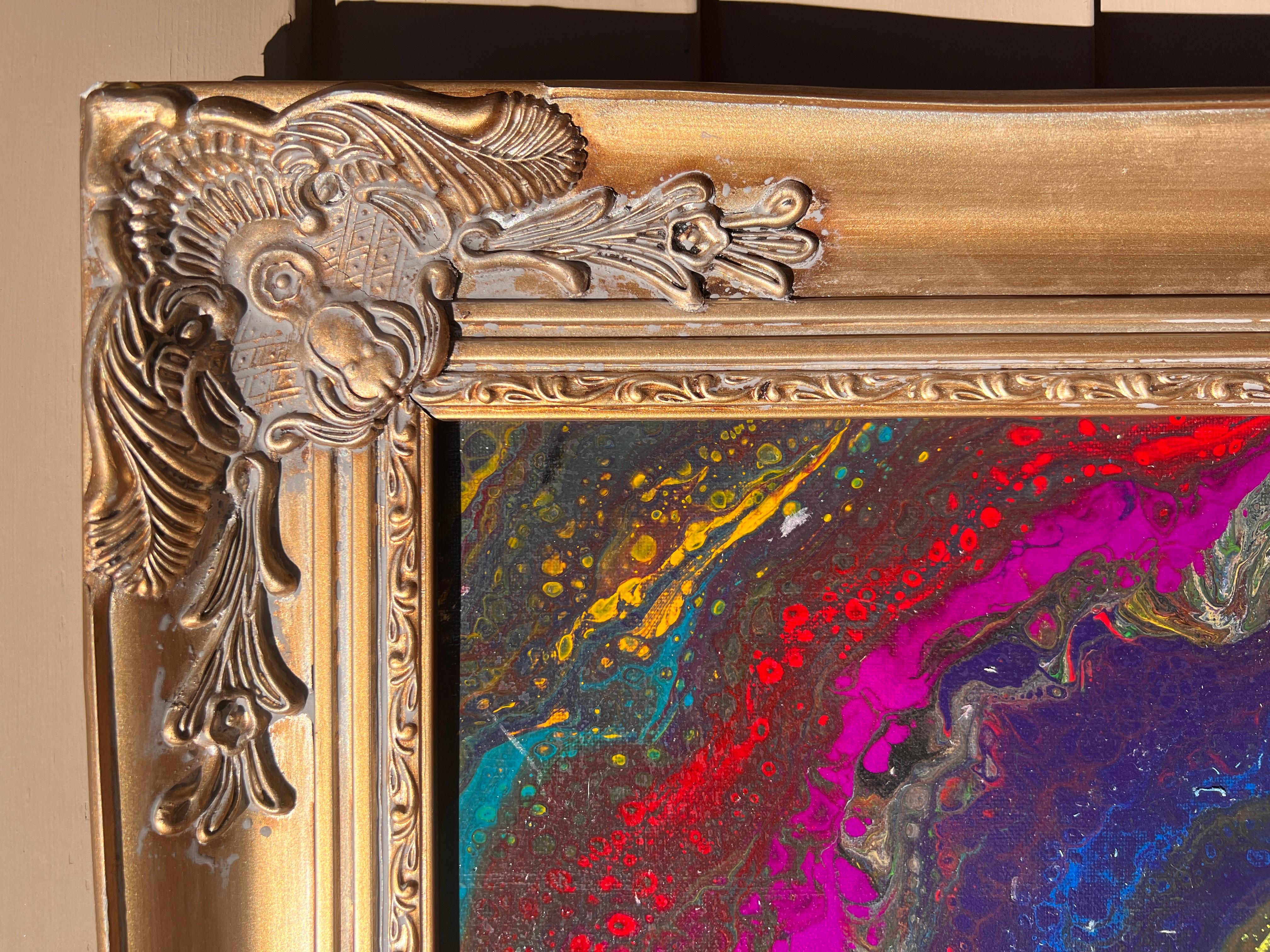 In vendita Pittura acrilica astratta originale su tela in stile fantasy astratto che colpisce l'osservatore con la sua composizione vorticosa e vorticosa di colori vividi e movimento dinamico. Al centro dell'opera, intense tonalità di magenta,
