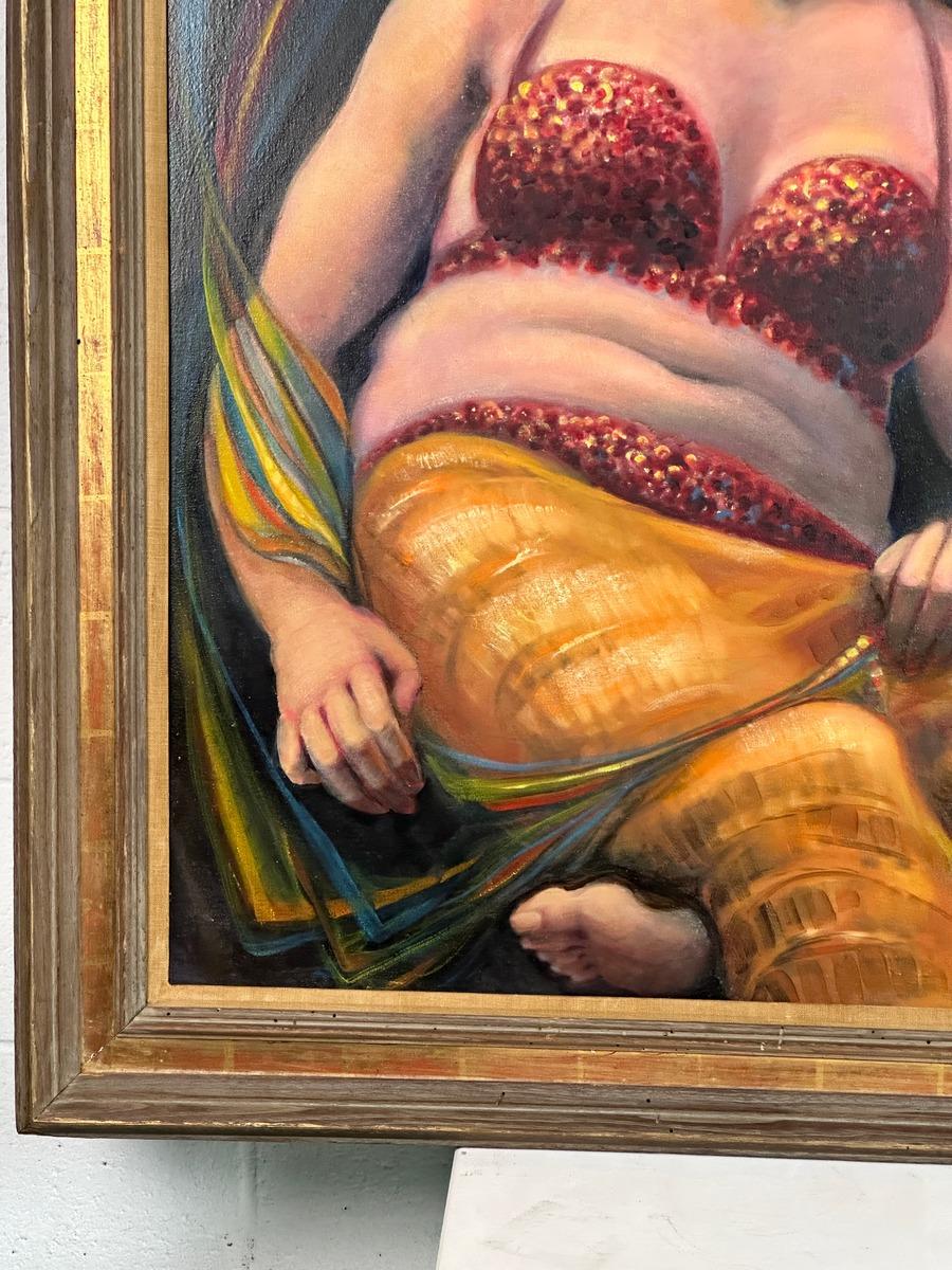 Lloyd nos invita a contemplar un momento de intimidad. Una bailarina oriental está dormida, con la cabeza inclinada hacia atrás, como si estuviera envuelta en cintas de colores, lo que nos hace preguntarnos por la realidad de los trozos de tela. ¿Se