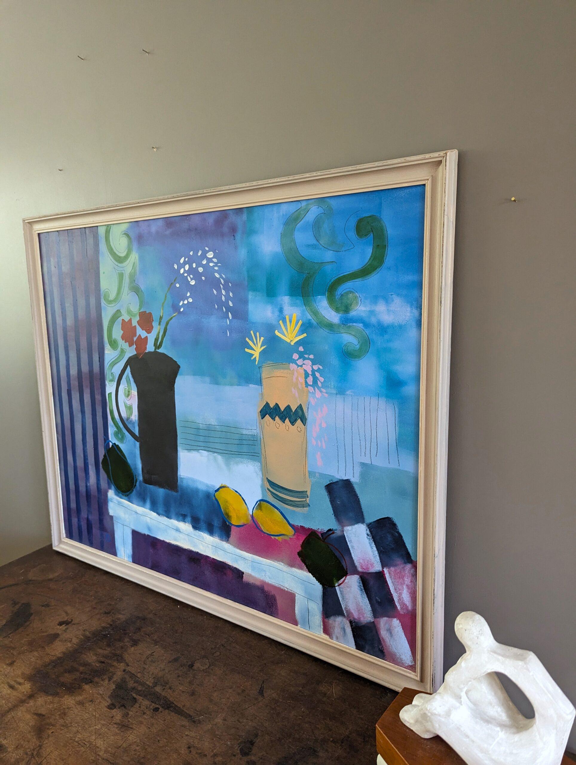 Flores y damas
Óleo sobre tabla
Tamaño: 71 x 88 cm (incluido el marco)

Composición modernista de bodegón, bien ejecutada y de vivos colores, pintada al óleo sobre tabla.

Con reminiscencias de la artista británica moderna Mary Fedden (1915-2012),