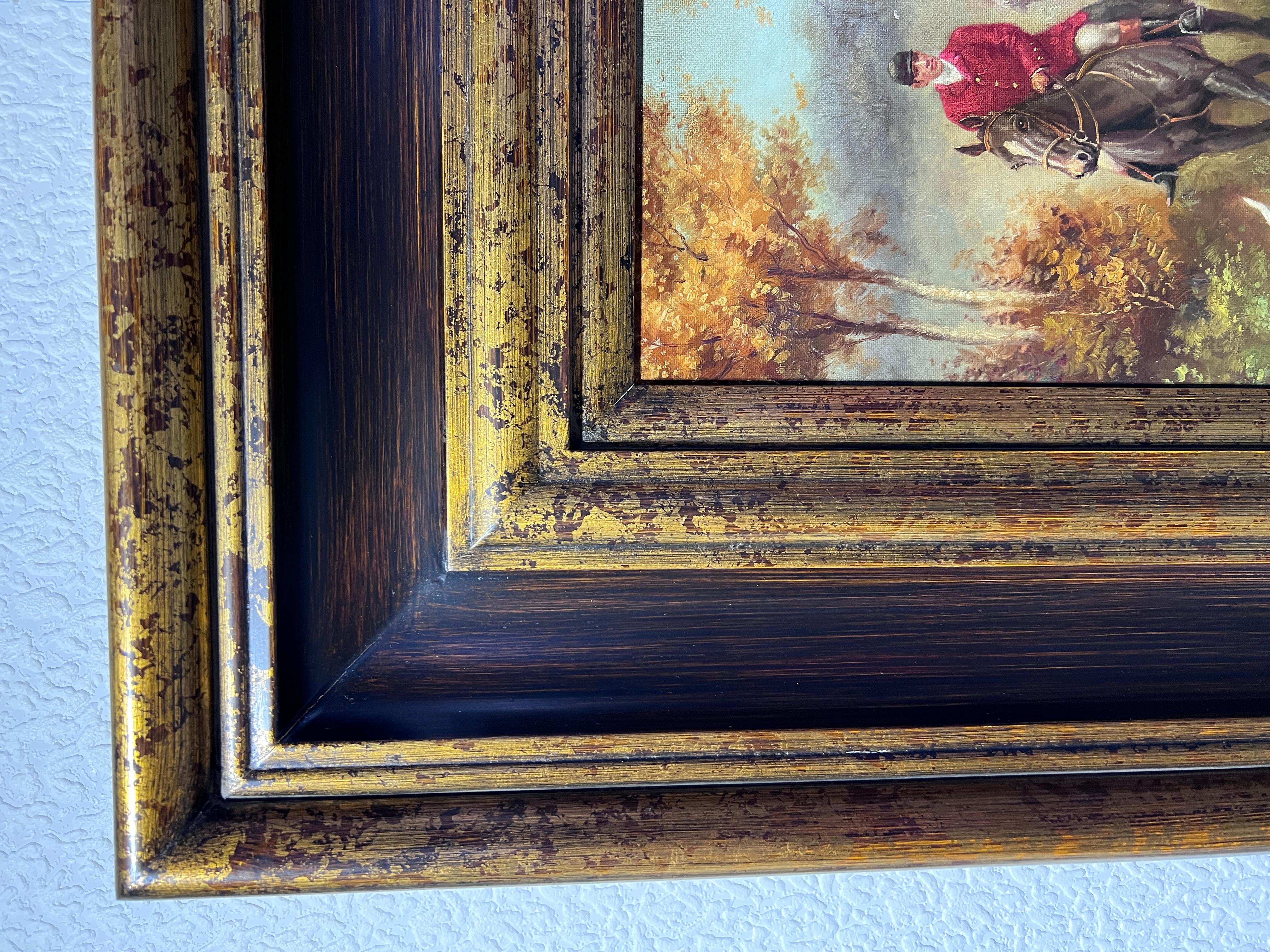 In vendita c'è un dipinto originale a olio su tela che raffigura una classica scena di caccia inglese. I cavalieri dal mantello rosso sono raffigurati in un pittoresco paesaggio di campagna, al galoppo su cavalli maestosi. I cacciatori emanano