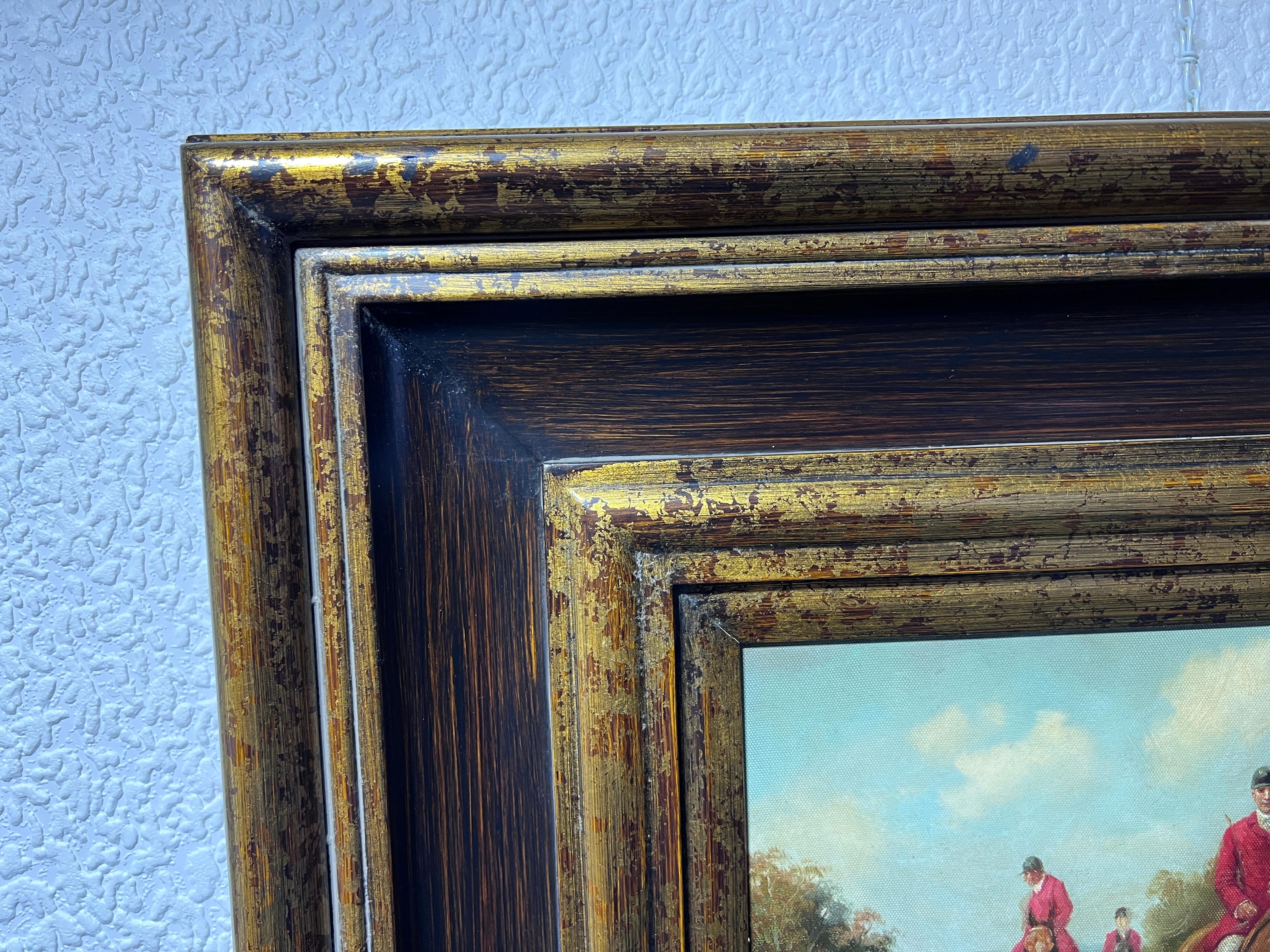 In vendita c'è un dipinto originale a olio su tela che raffigura una classica scena di caccia inglese. I cavalieri dal mantello rosso sono raffigurati in un pittoresco paesaggio di campagna, al galoppo su cavalli maestosi. I cacciatori emanano