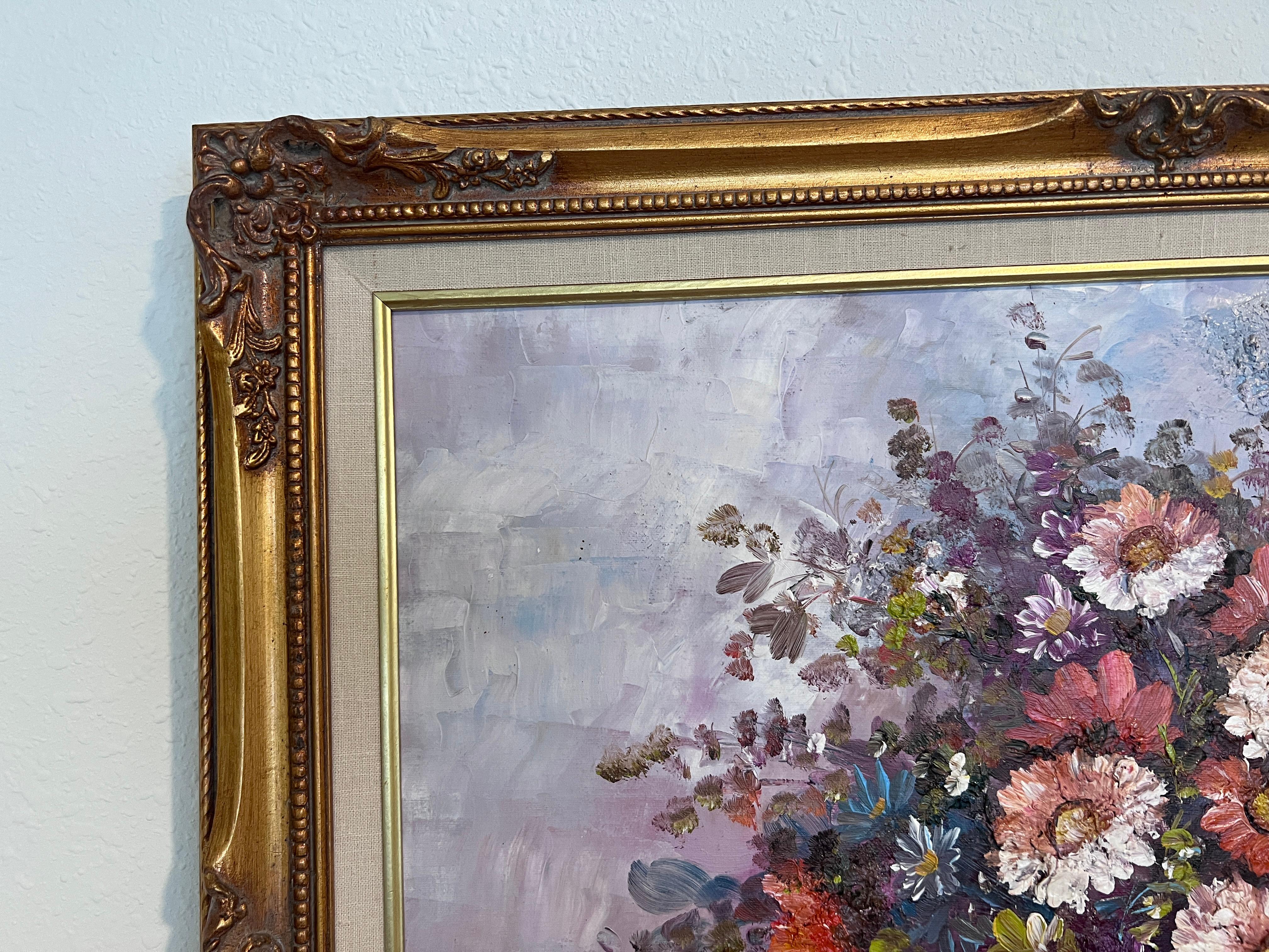 Zum Verkauf steht ein schönes Original-Ölgemälde auf Leinwand. Dieses Gemälde ist eine klassische und elegante Blumenstillleben-Komposition, die einen üppigen Strauß lebendiger Blumen in einer strukturierten Vase zeigt. Die Blumen sind mit einer