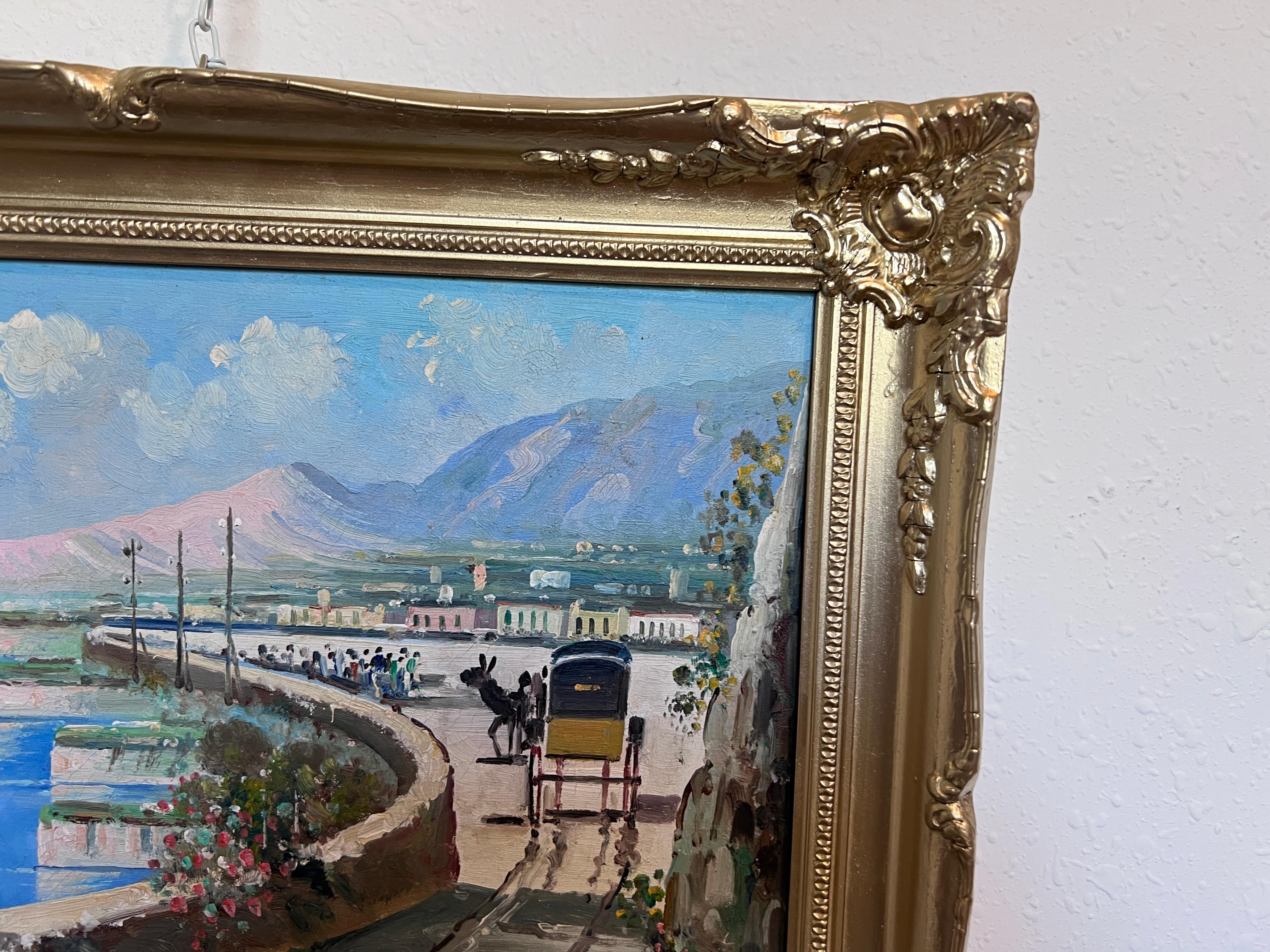 Una vivace scena di mare si svolge lungo un lungomare illuminato dal sole che si affaccia su acque blu brillante, barche a vela alla deriva in lontananza e una carrozza trainata da cavalli che si fa strada lungo una strada di pietra curva. Con il