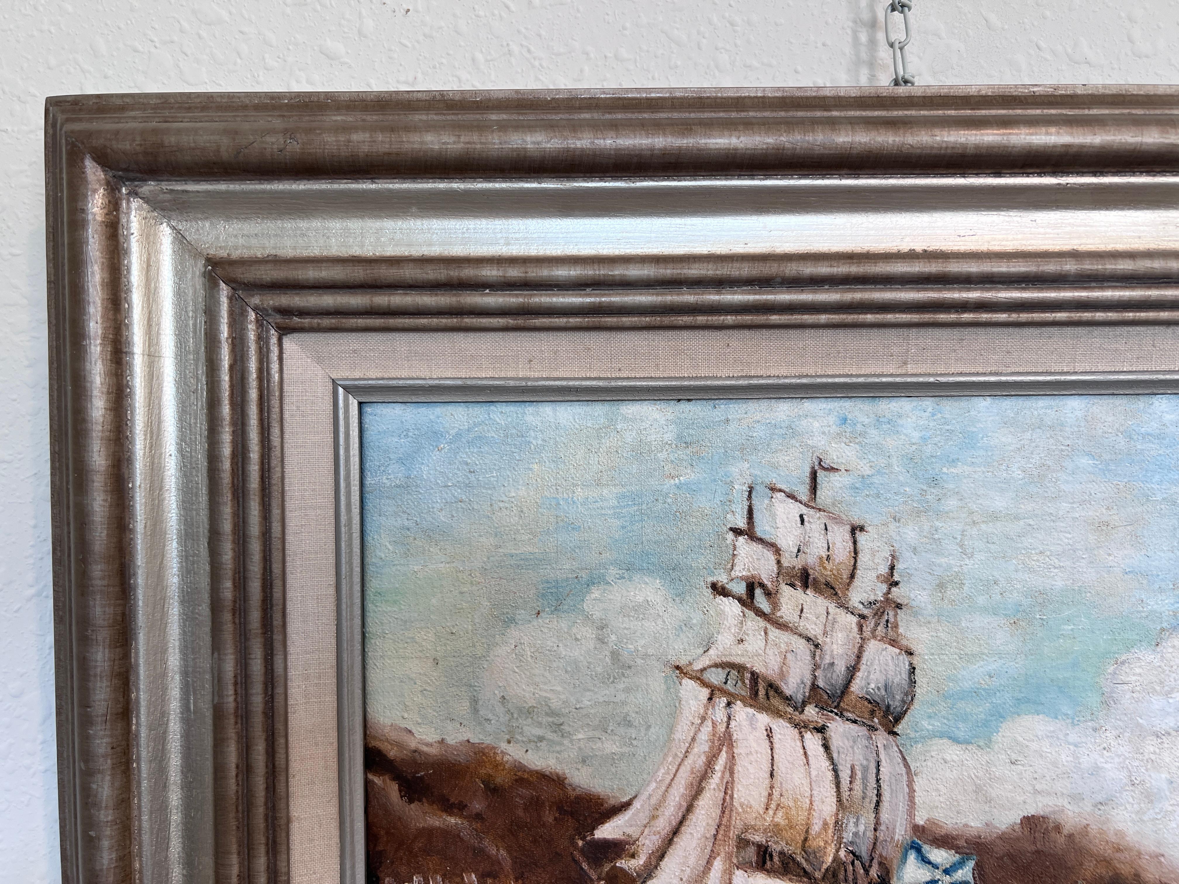 Dieses Vintage-Öl auf Leinwand zeigt ein stattliches großes Schiff mit vollen Segeln, das durch die Küstengewässer fährt, während sich im Hintergrund das Land erhebt. Der Künstler hat das Werk in der rechten unteren Ecke signiert (die Signatur ist