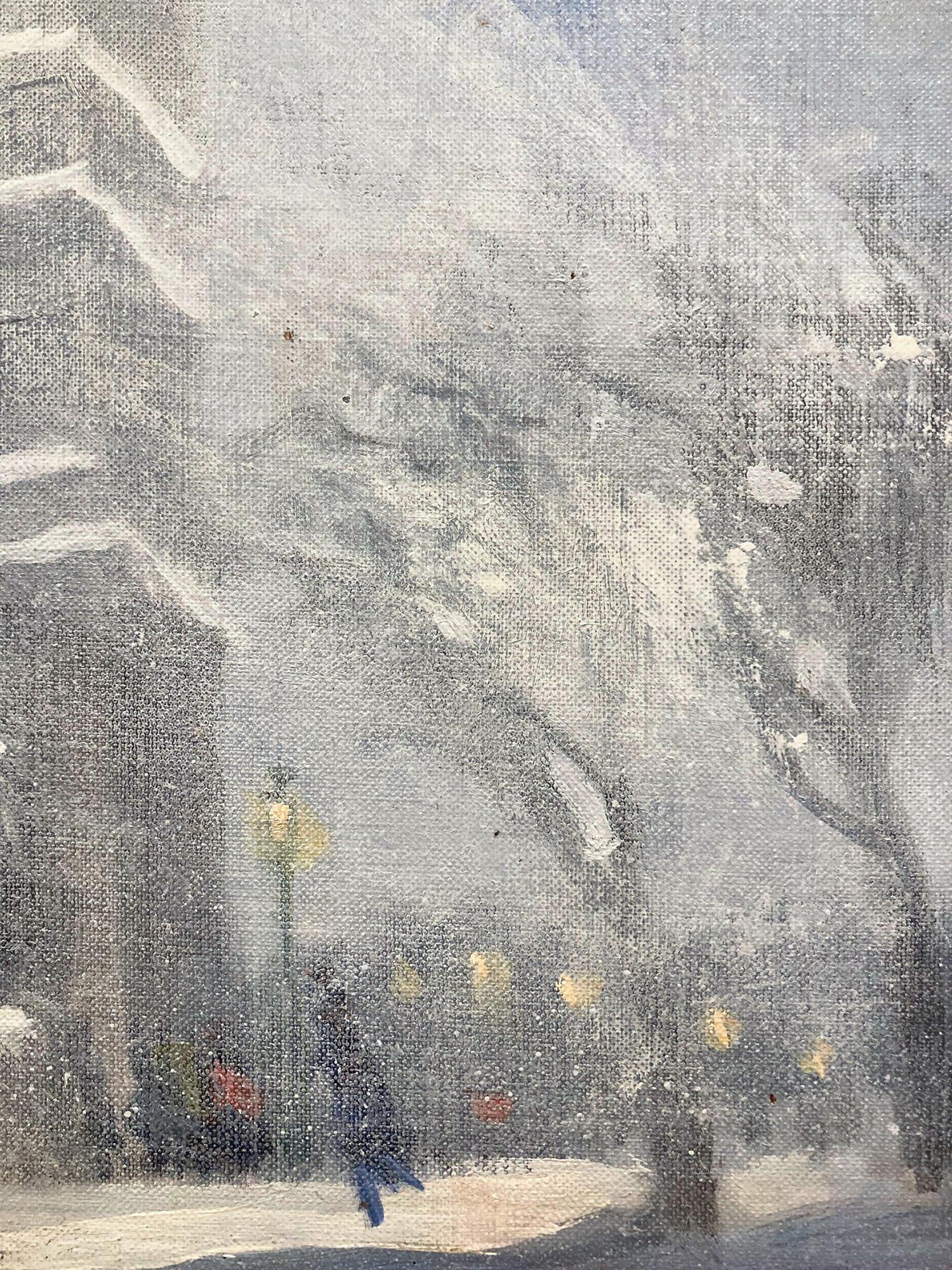 Une charmante représentation de la neige à New York, près du parc Washington Square, par une froide soirée enneigée, avec les lumières de la ville et les bâtiments au loin. Une scène impressionniste confortable avec une merveilleuse utilisation de