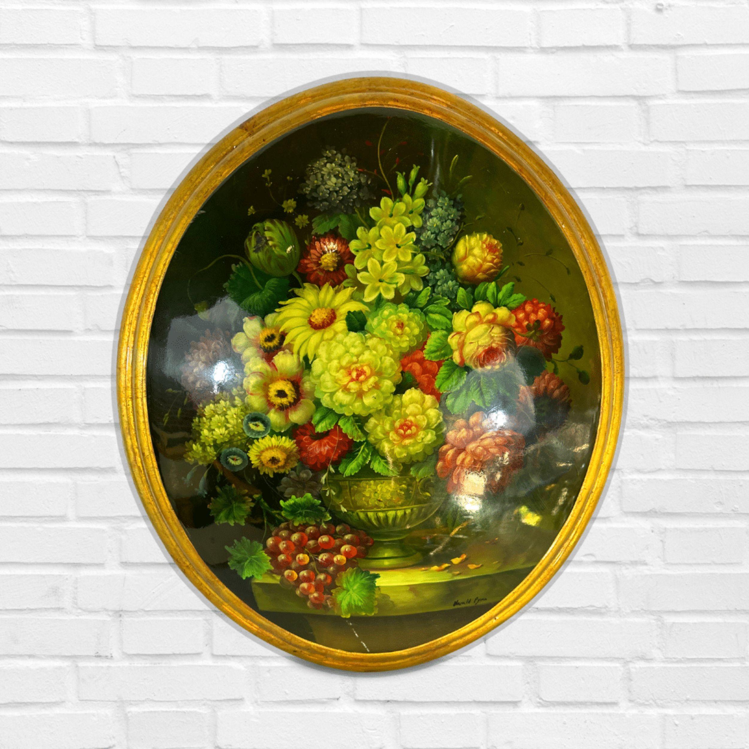 Ovales Ölgemälde auf vergoldetem Holzrahmen, Stillleben mit Blumen in einer Vase mit Trauben – Painting von Unknown