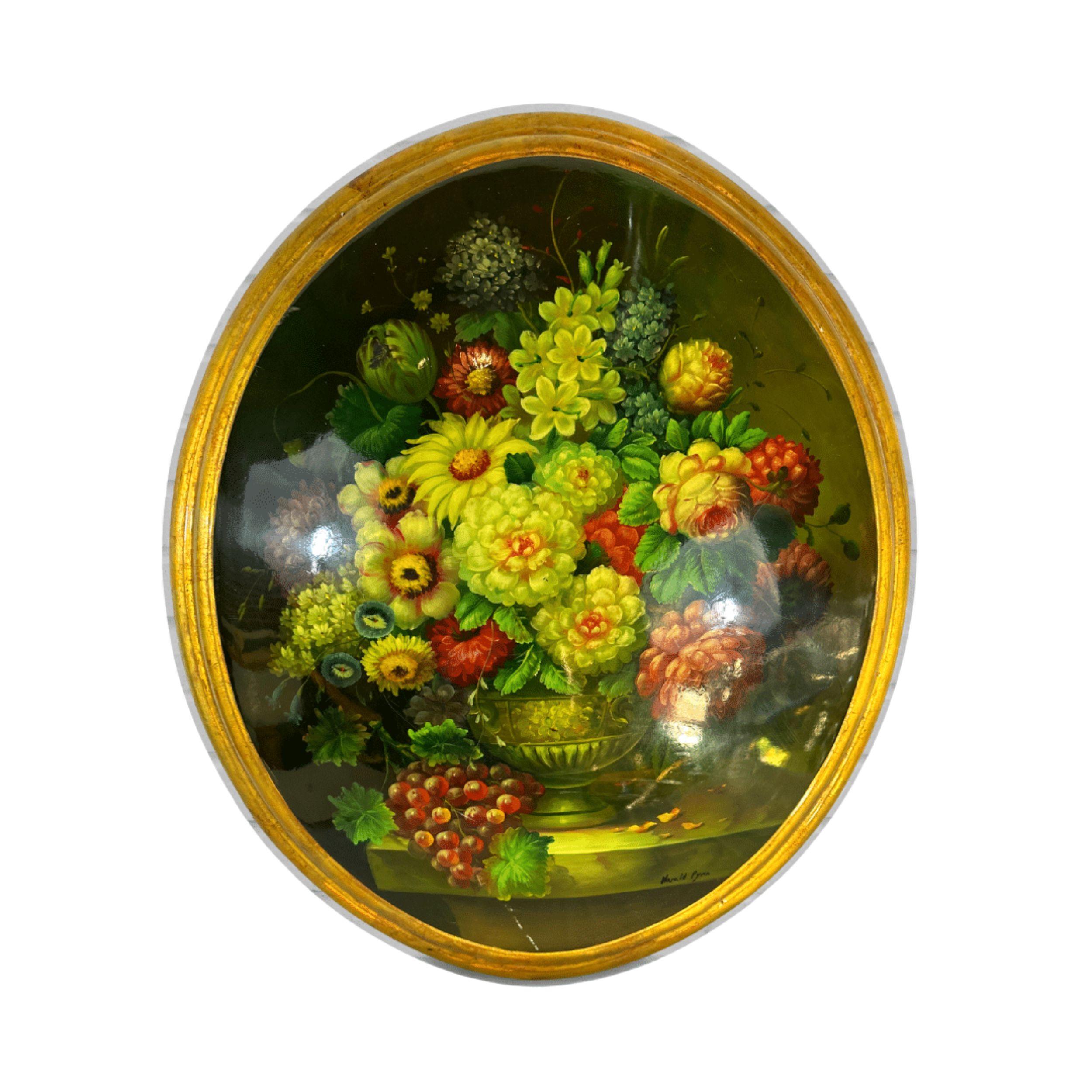 Unknown Still-Life Painting – Ovales Ölgemälde auf vergoldetem Holzrahmen, Stillleben mit Blumen in einer Vase mit Trauben