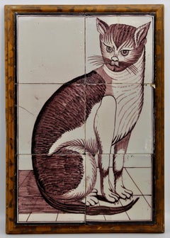 Gato pintado en azulejos holandeses de Delft del siglo XVIII en color violeta histórico sobre esmalte blanco