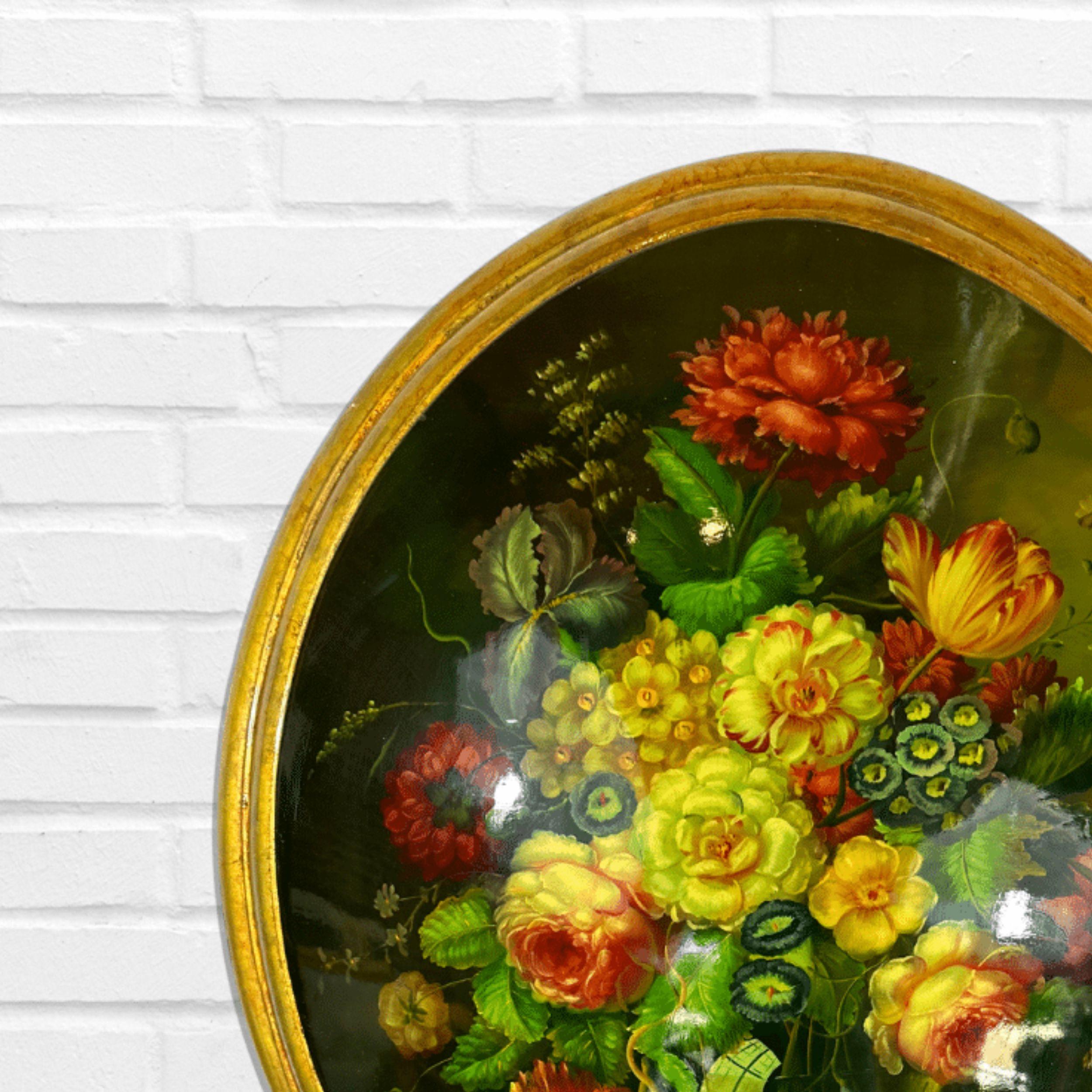Peinture ovale sur toile convexe, cadre en bois doré, fleurs dans un vase - Réalisme Painting par Unknown