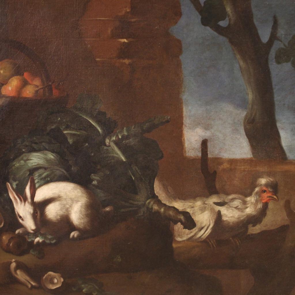 Refinada pareja de pinturas italianas de la segunda mitad del siglo XVII. Obras de arte al óleo sobre lienzo que representan dos maravillosos bodegones de la escuela genovesa. En el primer cuadro encontramos cestas de fruta y verdura con animales