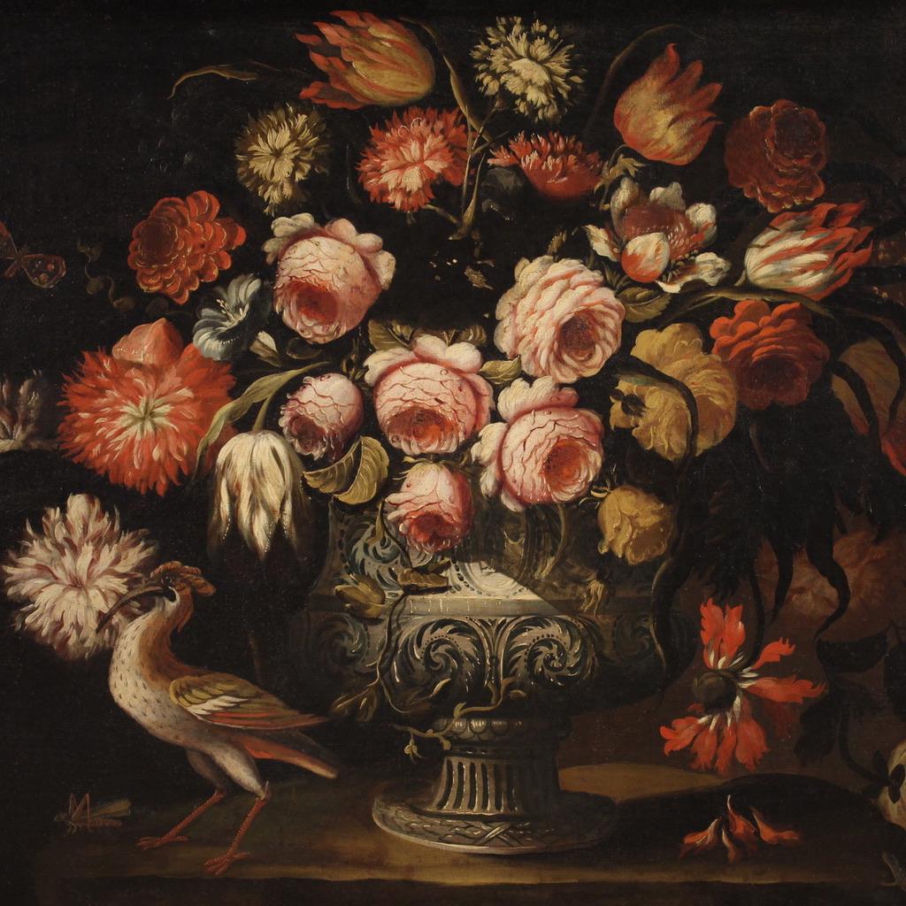 Rare paire de peintures italiennes de la seconde moitié du XVIIe siècle. Huile sur toile de l'école lombarde représentant de splendides vases de fleurs avec des oiseaux et des insectes, d'une qualité picturale remarquable. Il convient de noter la