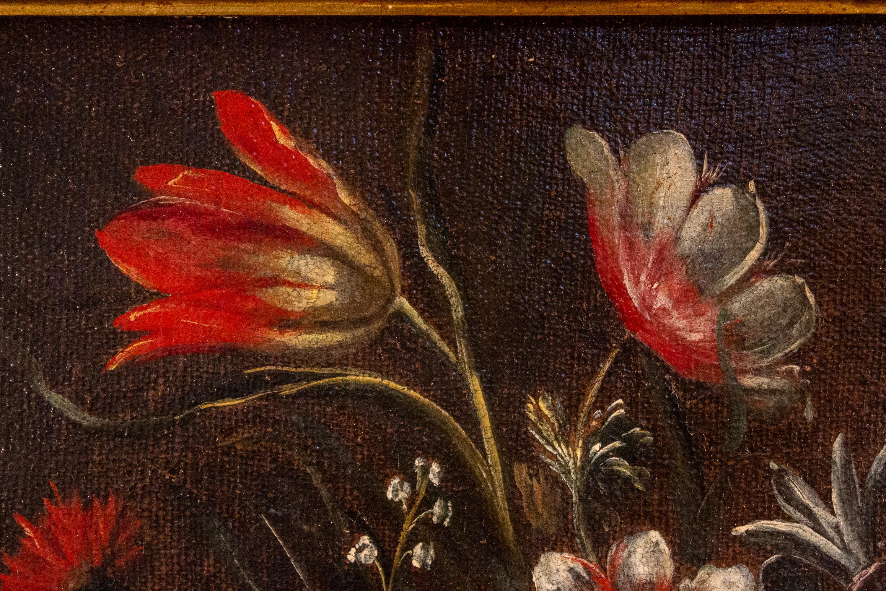 Paire de natures mortes italiennes du XVIIIe siècle représentant des fleurs   en vente 7
