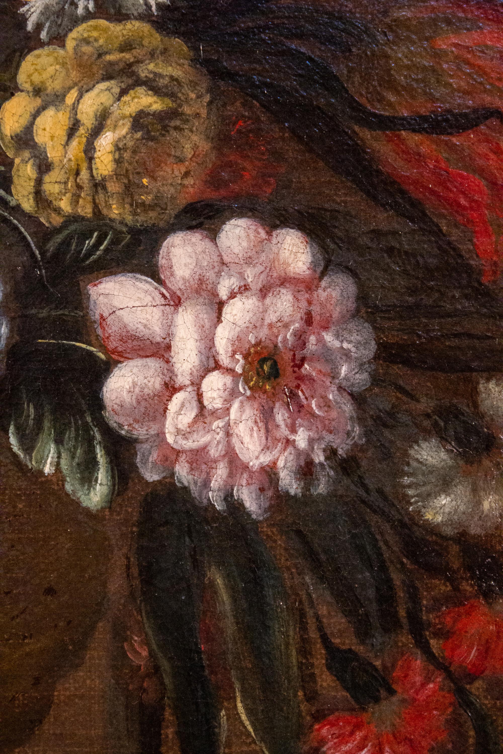 Paire de natures mortes italiennes très décoratives représentant des fleurs avec des vases et des personnages classiques.
XVIIIe siècle, huile sur toile,  avec les cadres d'origine en bois doré. 
Cette paire est un excellent exemple de
