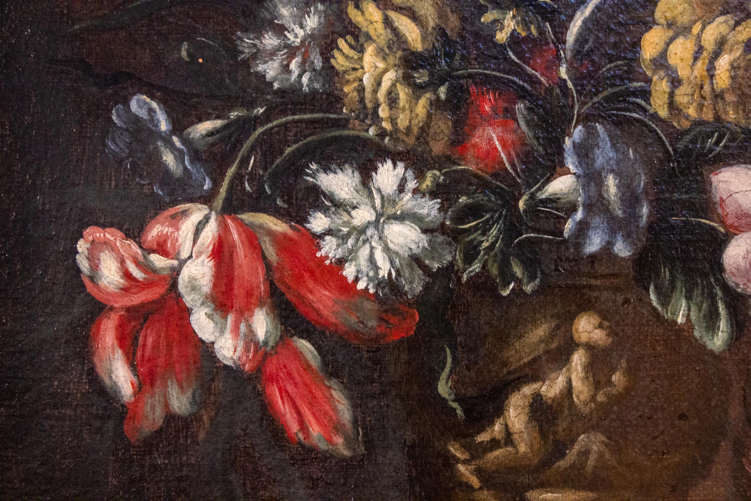 Pareja de bodegones italianos muy decorativos de flores con jarrones y figuras clásicas .
Siglo XVIII, óleo sobre lienzo,  con marcos originales de madera dorada. 
Esta pareja es un excelente ejemplo de la  tendencia a emular la tradición flamenca