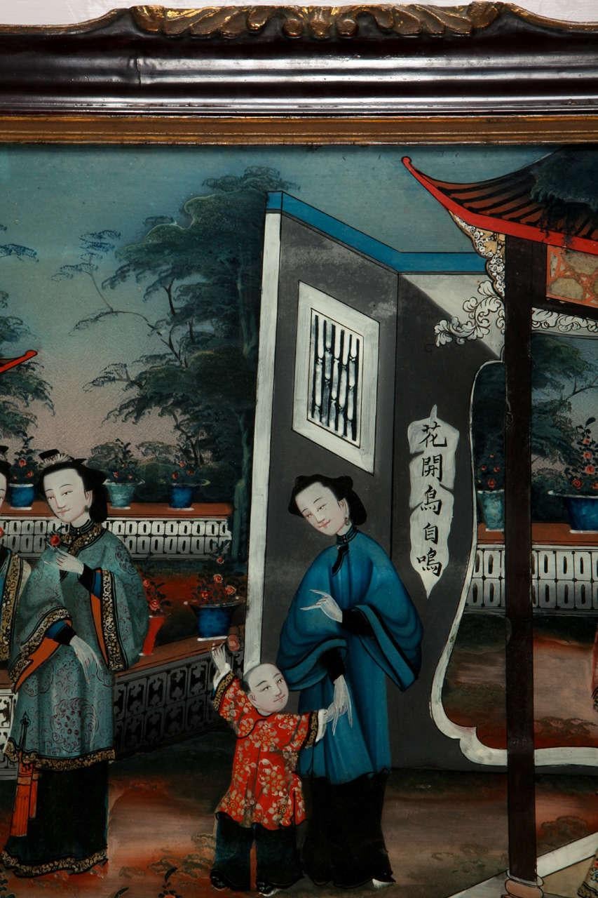 Paire de peintures chinoises en verre inversé représentant des femmes et un enfant dans un pavillon de jardin. Encadrement original 