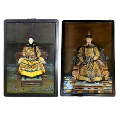 Paire de peintures d'empereur et d'impératrice chinoises encadrées sur verre inversé