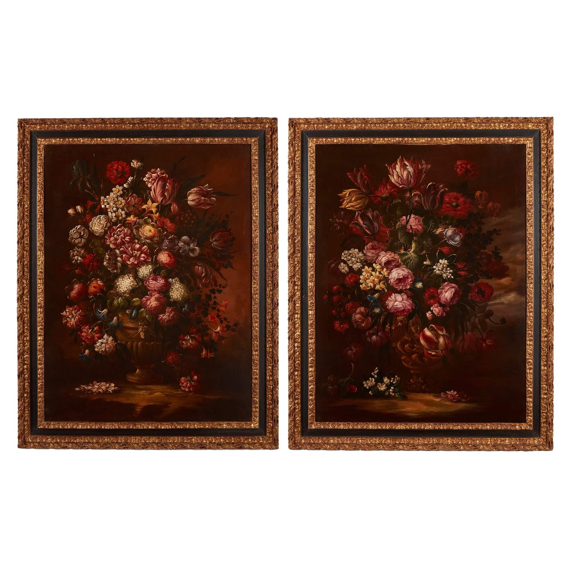Paire de grandes natures mortes florales dans le style des maîtres anciens