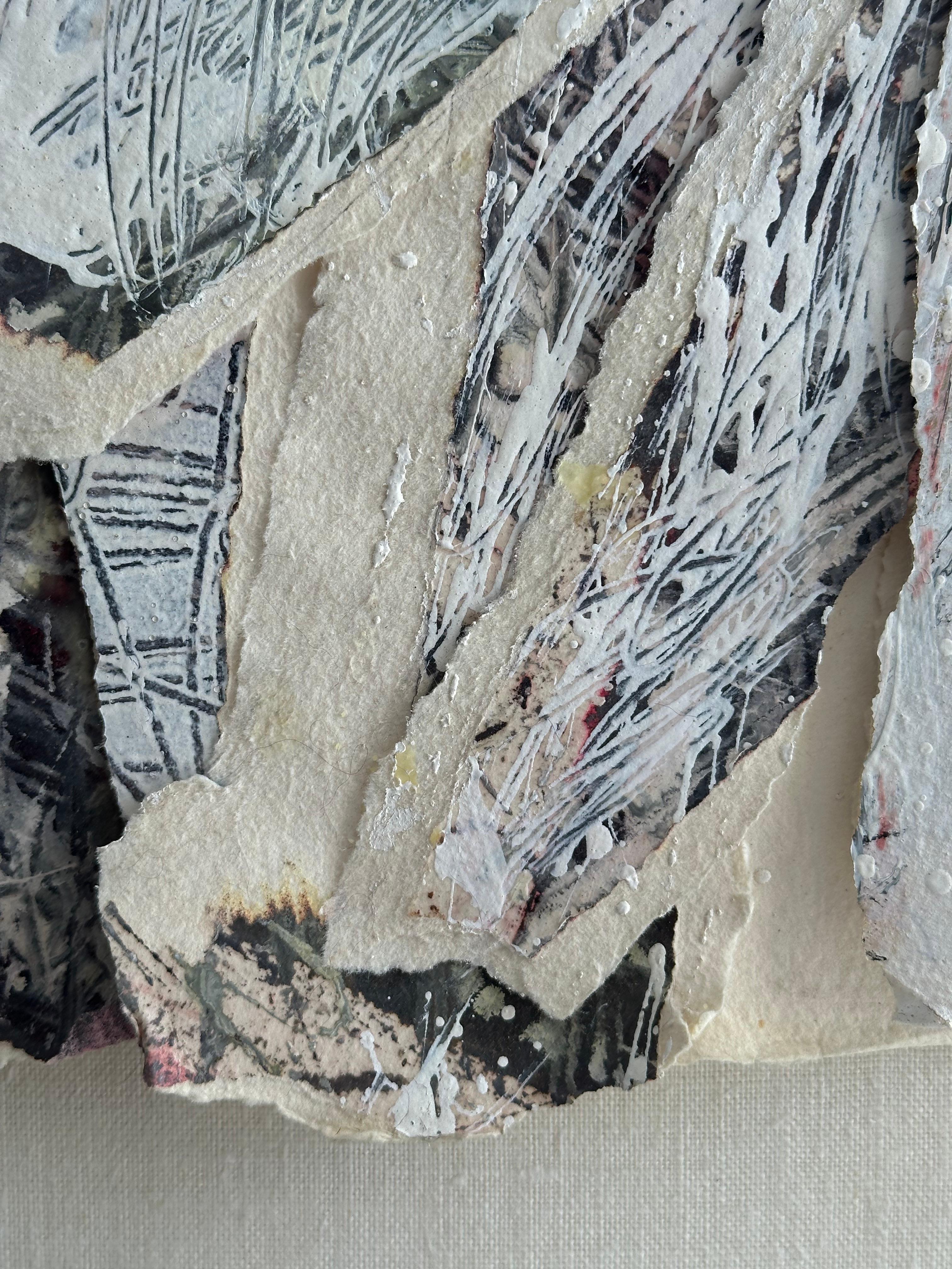 Bellissimo dipinto a collage di un artista sconosciuto. Acrilico su segmenti di carta strappati e riassemblati come collage. 

Oggetto d'arte su foglio rettangolare di carta di stracci fatta a mano, misura 12,5 x 23 pollici. 

Presentato in una