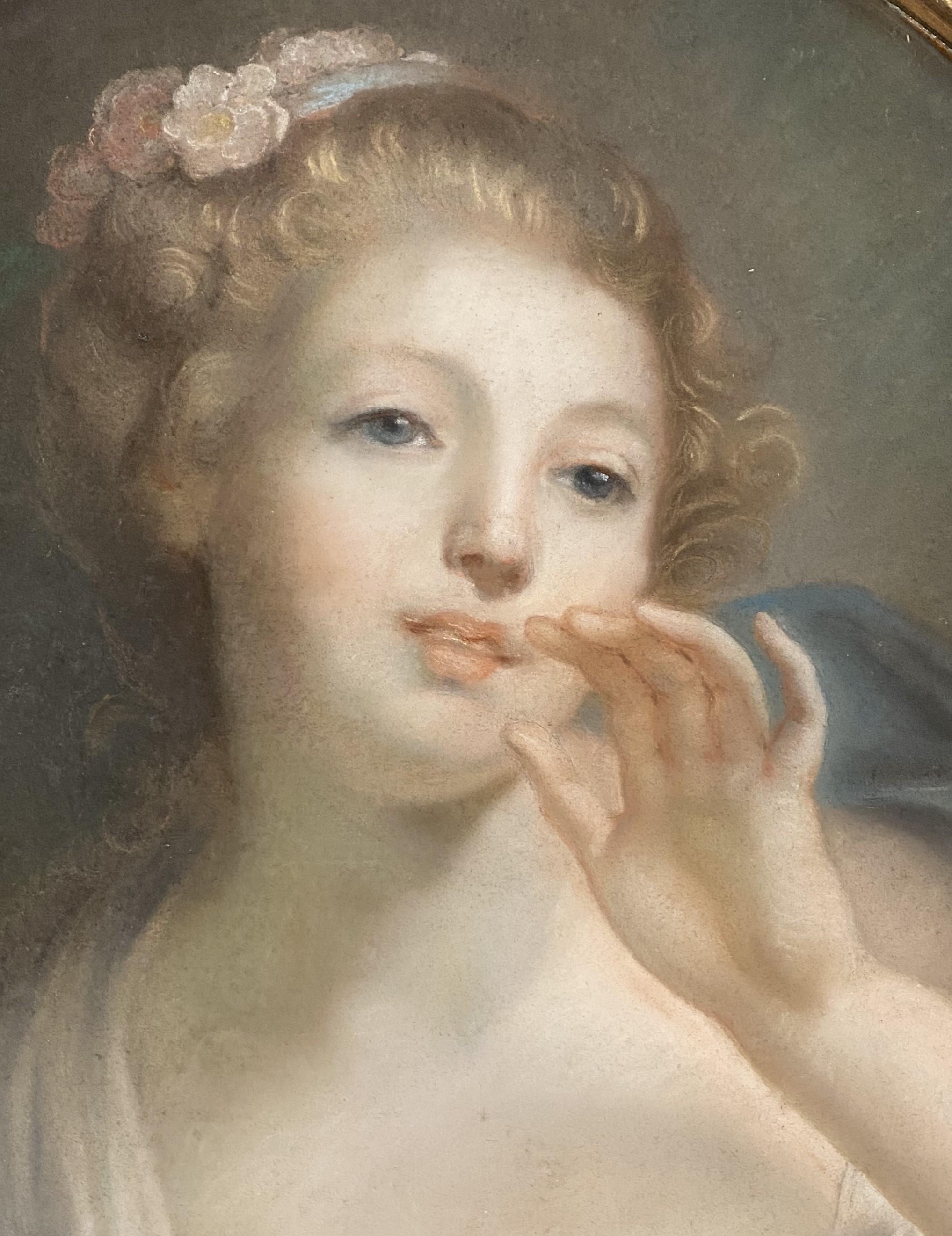 Splendido pastello ovale francese del XVIII secolo su carta raffigurante una giovane donna, non firmato e conservato sotto vetro nella sua cornice originale in legno dorato e gesso foliato. Alcune riparazioni e ritocchi al gesso della cornice.