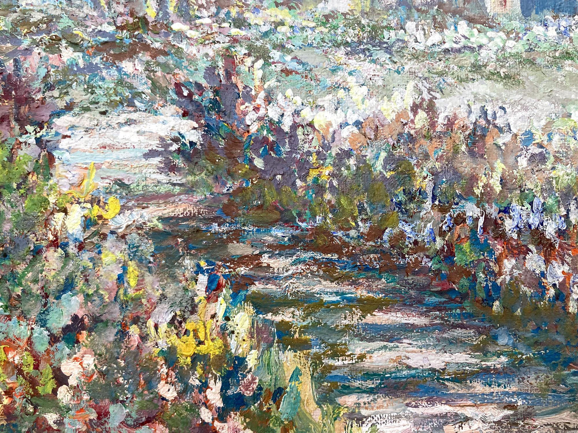 Un magistrale dipinto a olio che raffigura un sentiero fiorito in campagna nello stile di Childe Hassam. Questo paesaggio pastorale raffigura una bella scena di giardini attraverso un sentiero che va verso un cottage. Questo dipinto pittoresco e