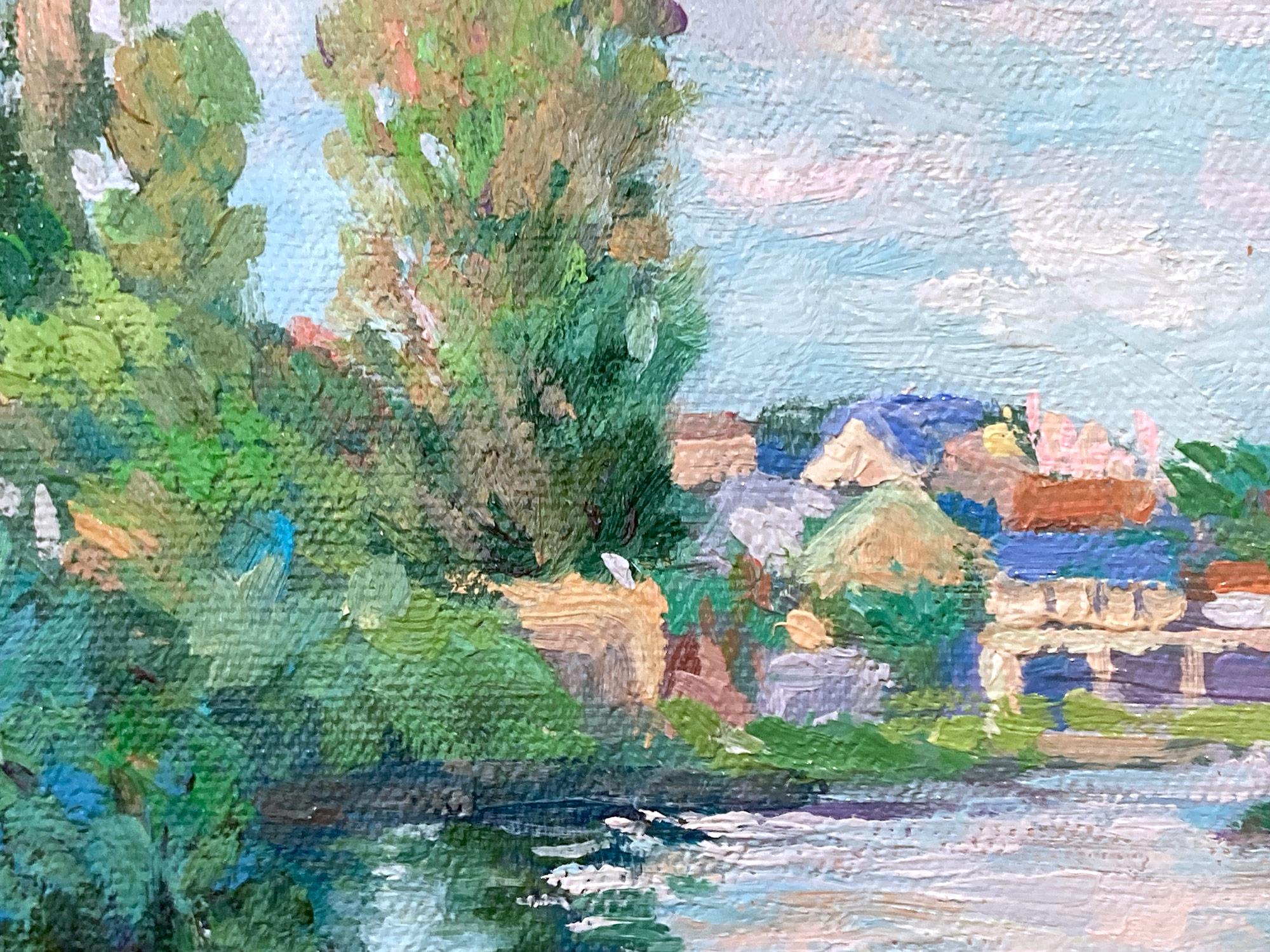 Un óleo magistral que representa un camino en el campo al estilo de Alfred Sisley. Este paisaje pastoral representa una bella escena del lago con un pueblo a lo lejos. Este pintoresco y colorido cuadro presenta pintura al óleo sobre lienzo con una