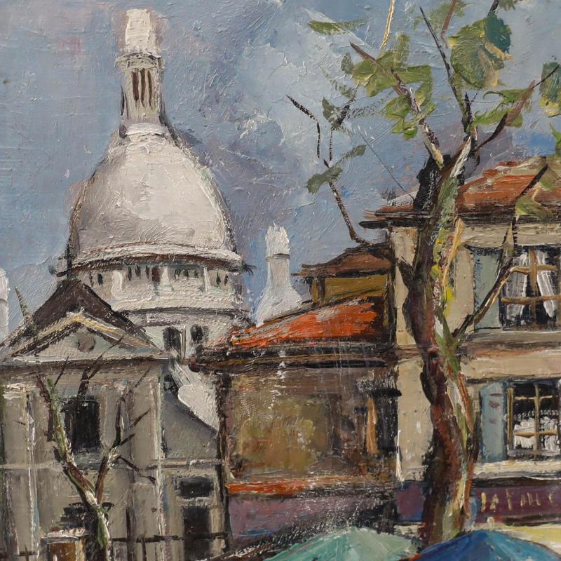 Eine Pariser Straßenszene, aufgenommen von der Place du Tertre in Montmartre. Cafétische und Figuren bevölkern die Straße, während sich dahinter die Basilique du Sacré-Cœur eindrucksvoll erhebt. Feron verwendet eine lockere, impressionistische