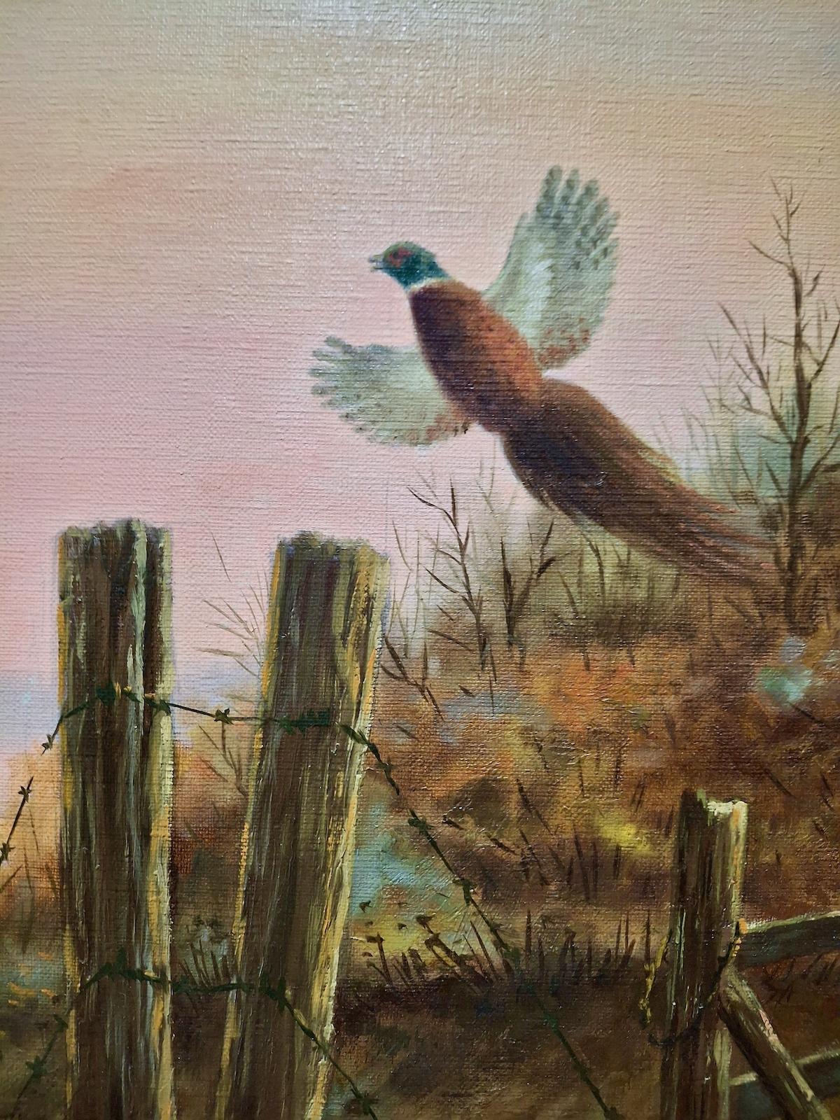 Al amanecer de una hermosa mañana, dos faisanes salen volando de su refugio. ¿Fueron expulsados por un ruido repentino, o simplemente se dirigen a sus zonas de alimentación? El desenlace lo deja sin resolver el artista B. Adams, pero tú puedes