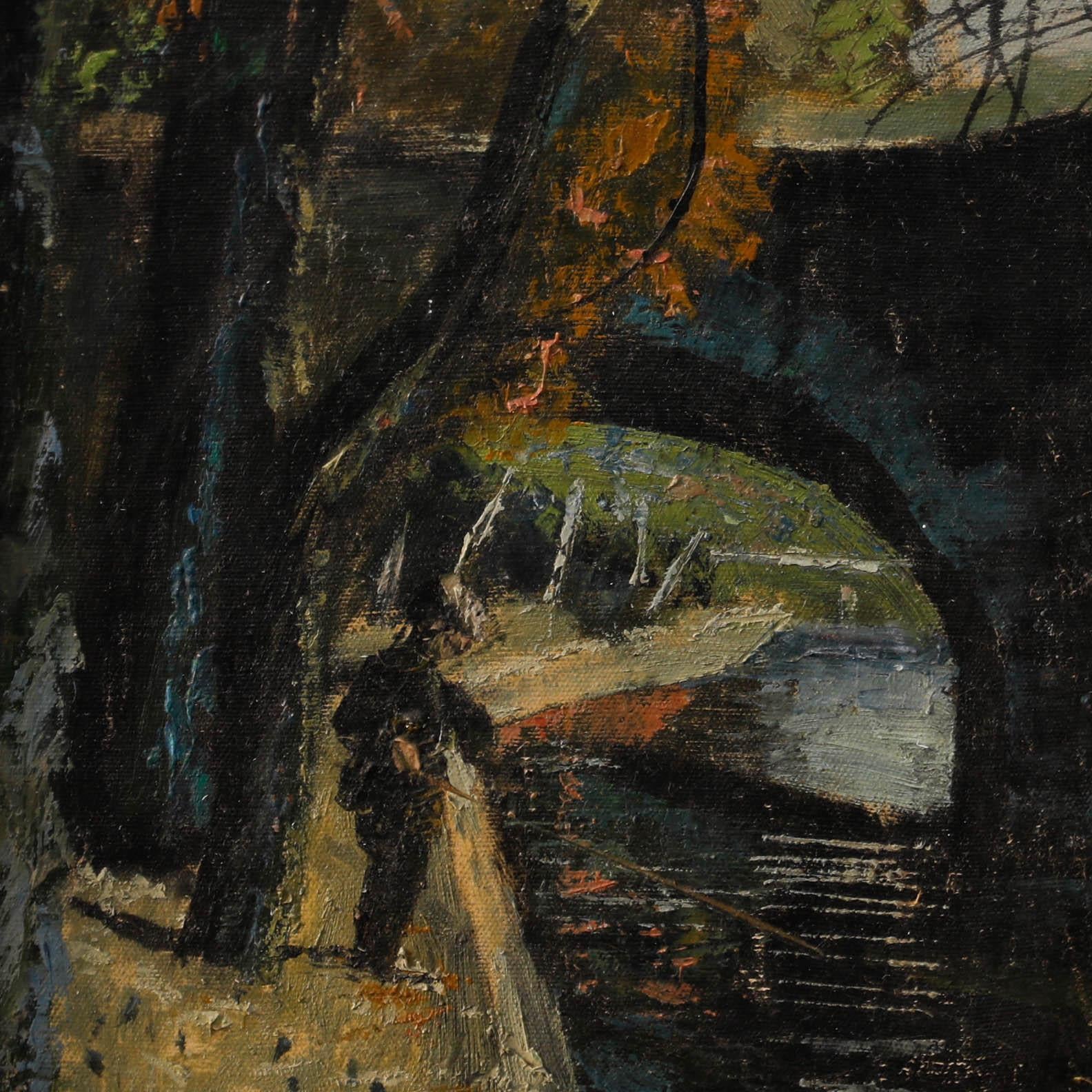 Cette peinture atmosphérique représente un pont en arc au-dessus d'une rivière sereine, encadré par des branches d'arbres en surplomb. Au premier plan, un personnage se tient debout, canne à pêche à la main, dans l'attente d'un signe de piqûre. La