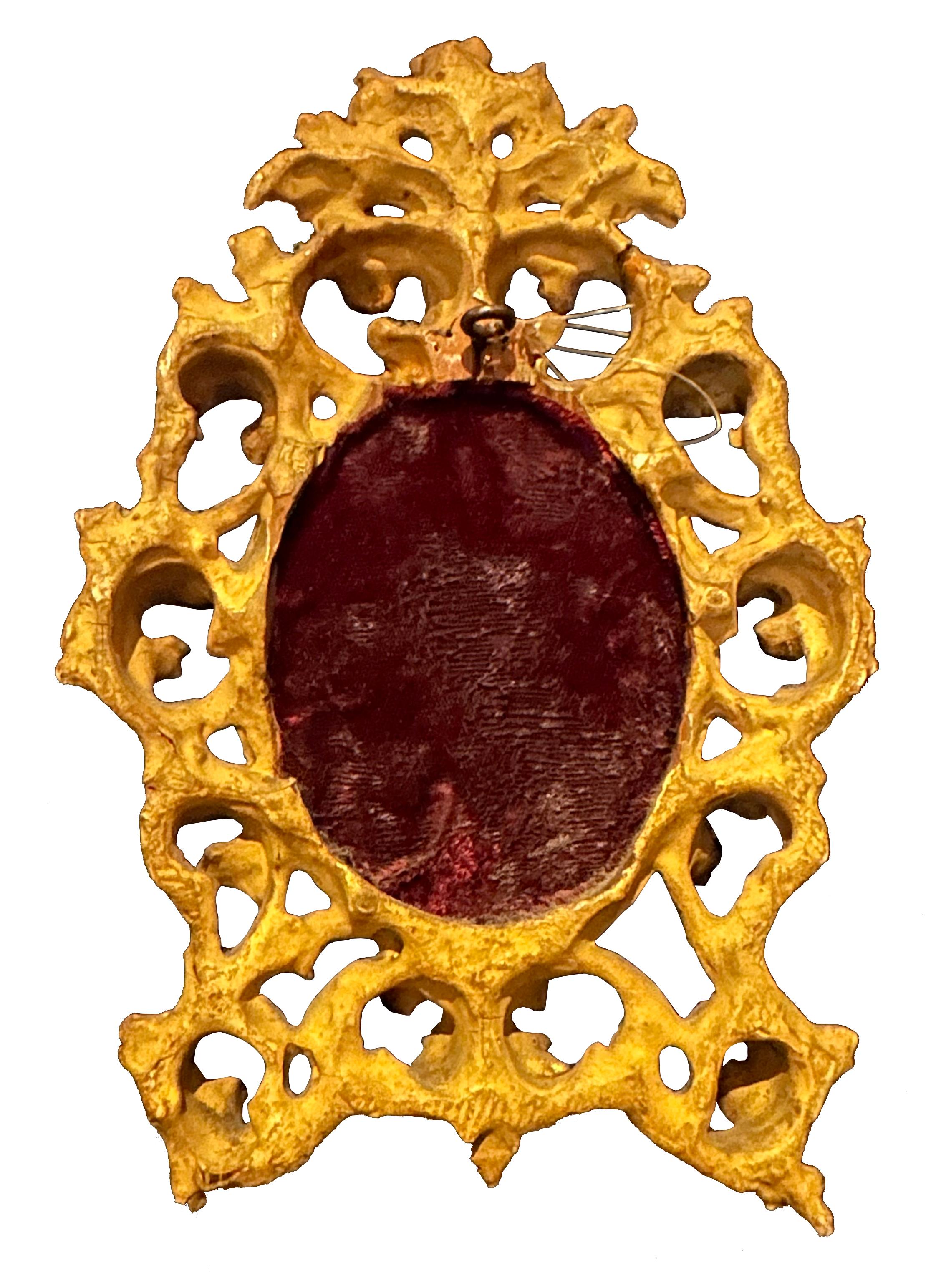 Ritratto di donna in porcellana con cornice in legno dorato in vendita 1